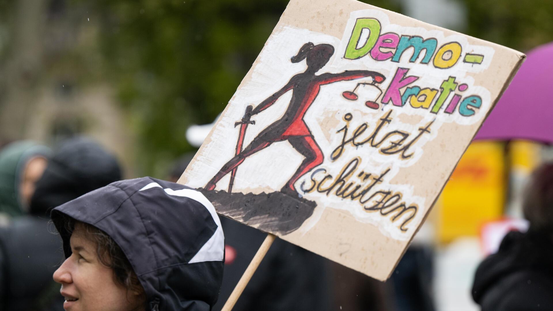 Eine Frau mit einem Plakat