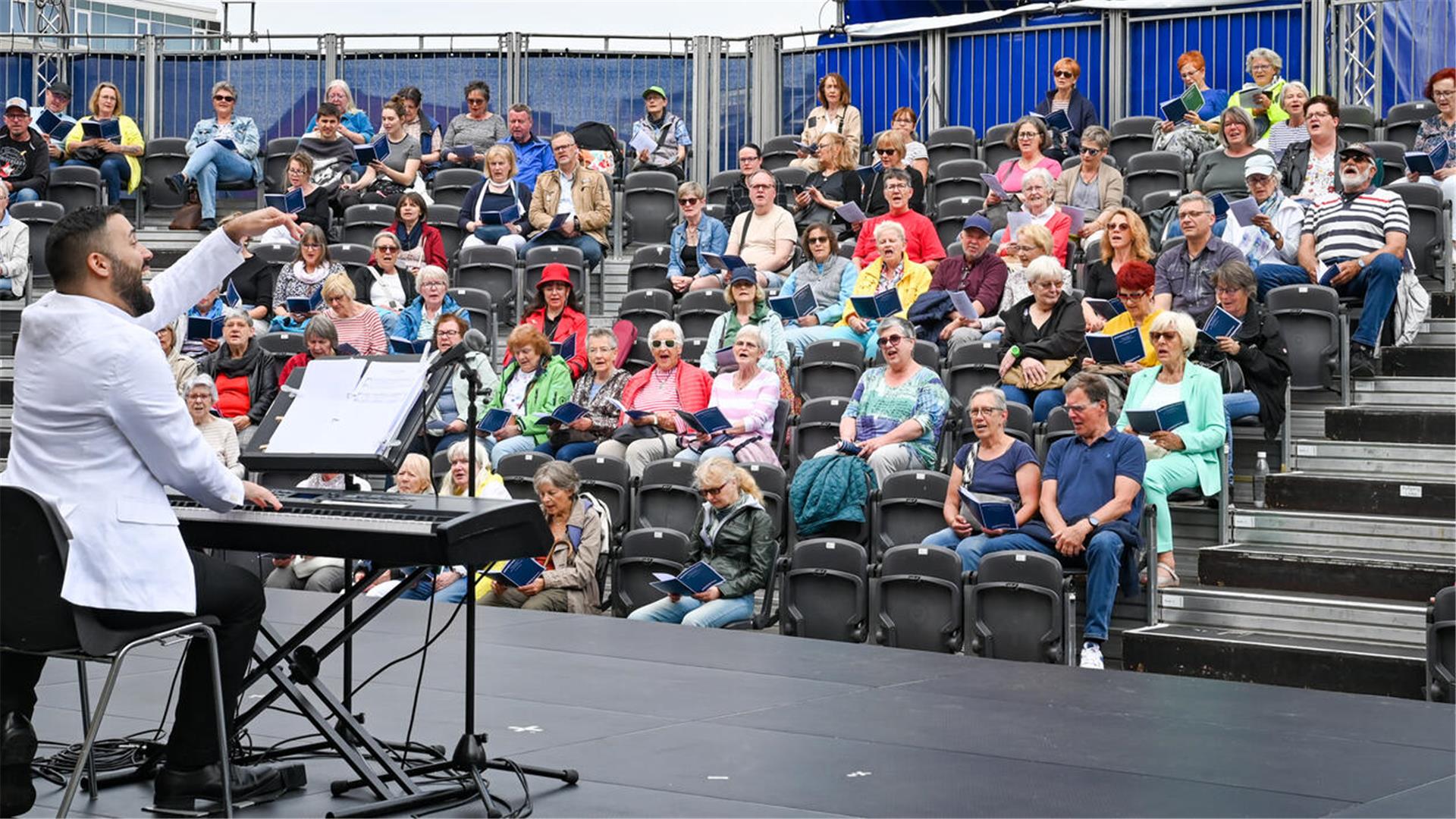 Offenes Singen mit Mario El Fakih Hernández, Chordirektor des Stadttheaters Bremerhaven, auf der Sommerbühne vor dem Stadttheater.