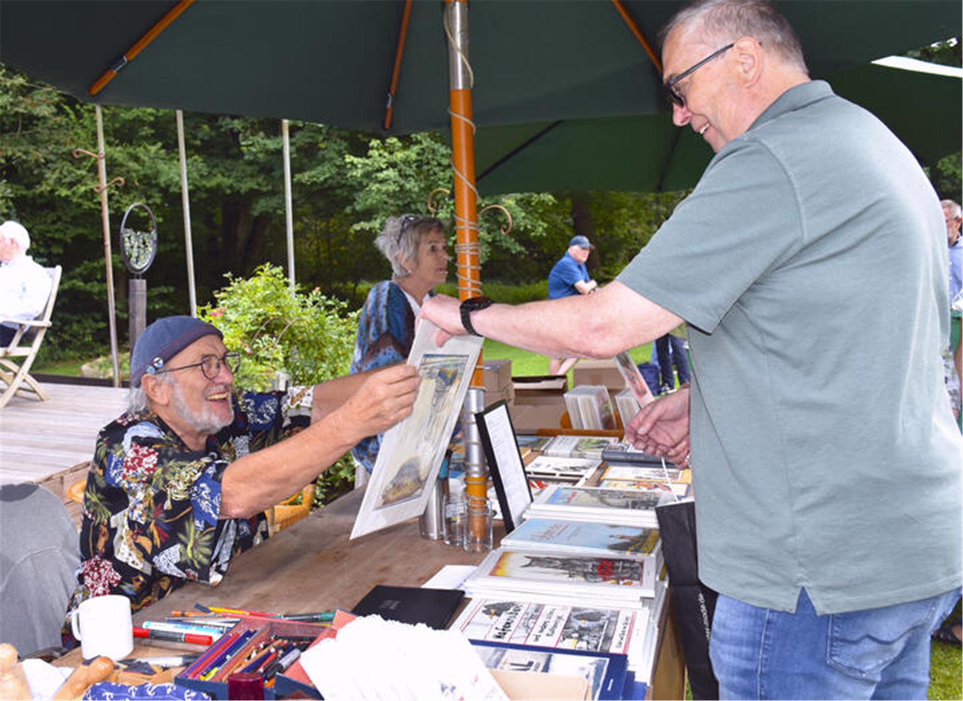 Ole West (links) signierte Bücher, Kalender und Drucke.