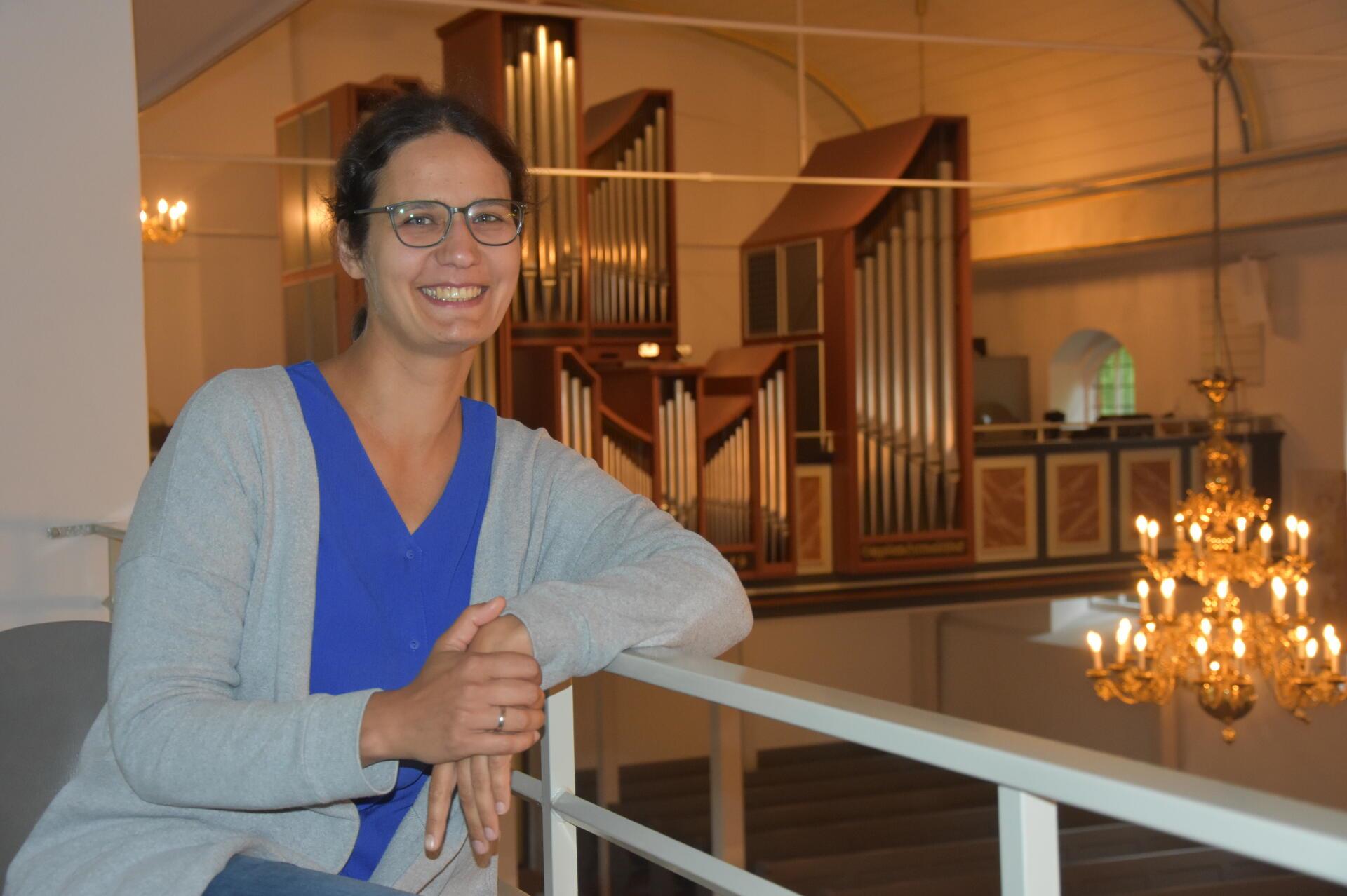 Olga Chumikova vor der Orgel in der Sittenser Kirche. 