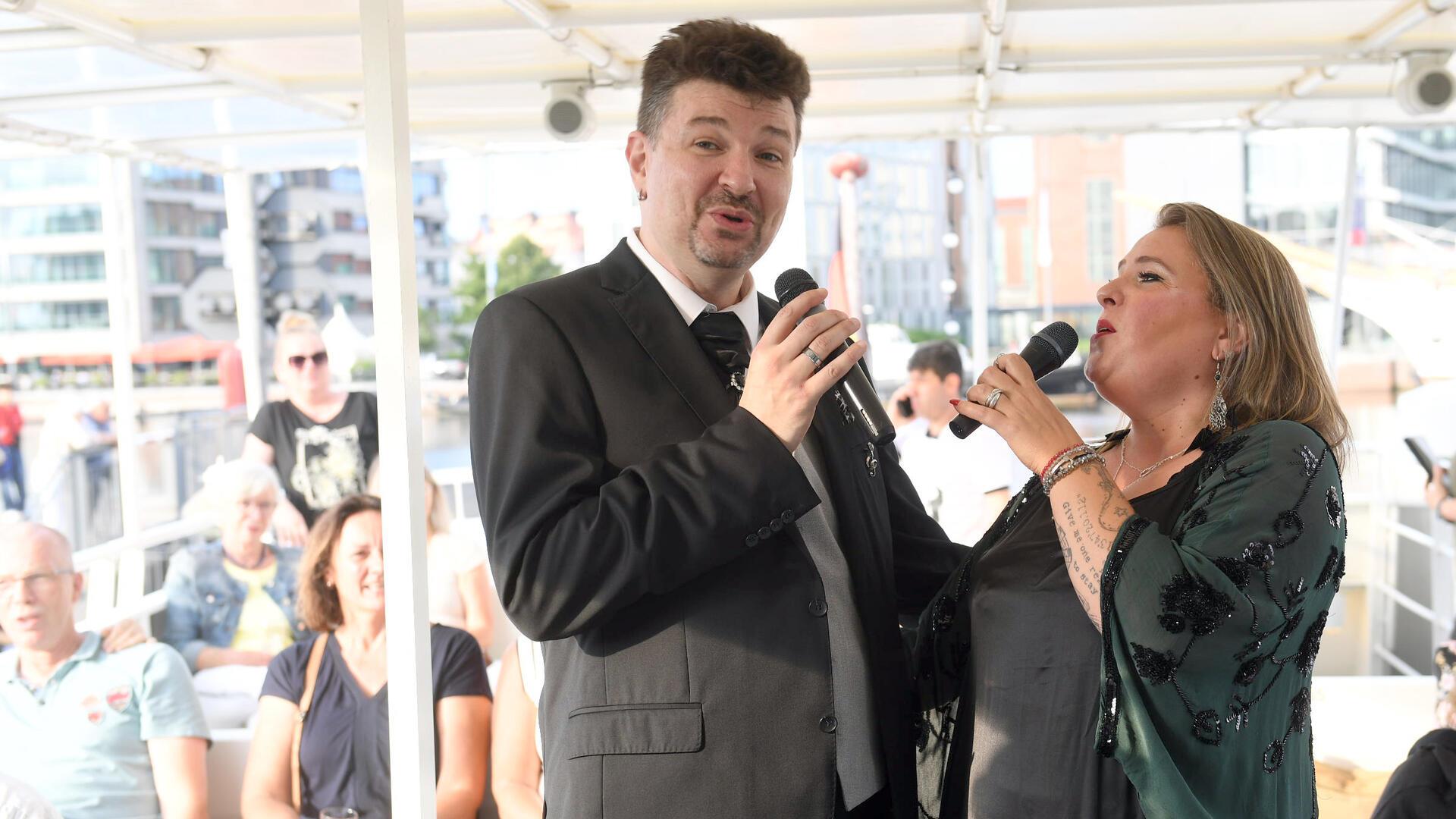 Oliver Stahmer und Sarah Debusmann singen auf der „Geestemünde“.