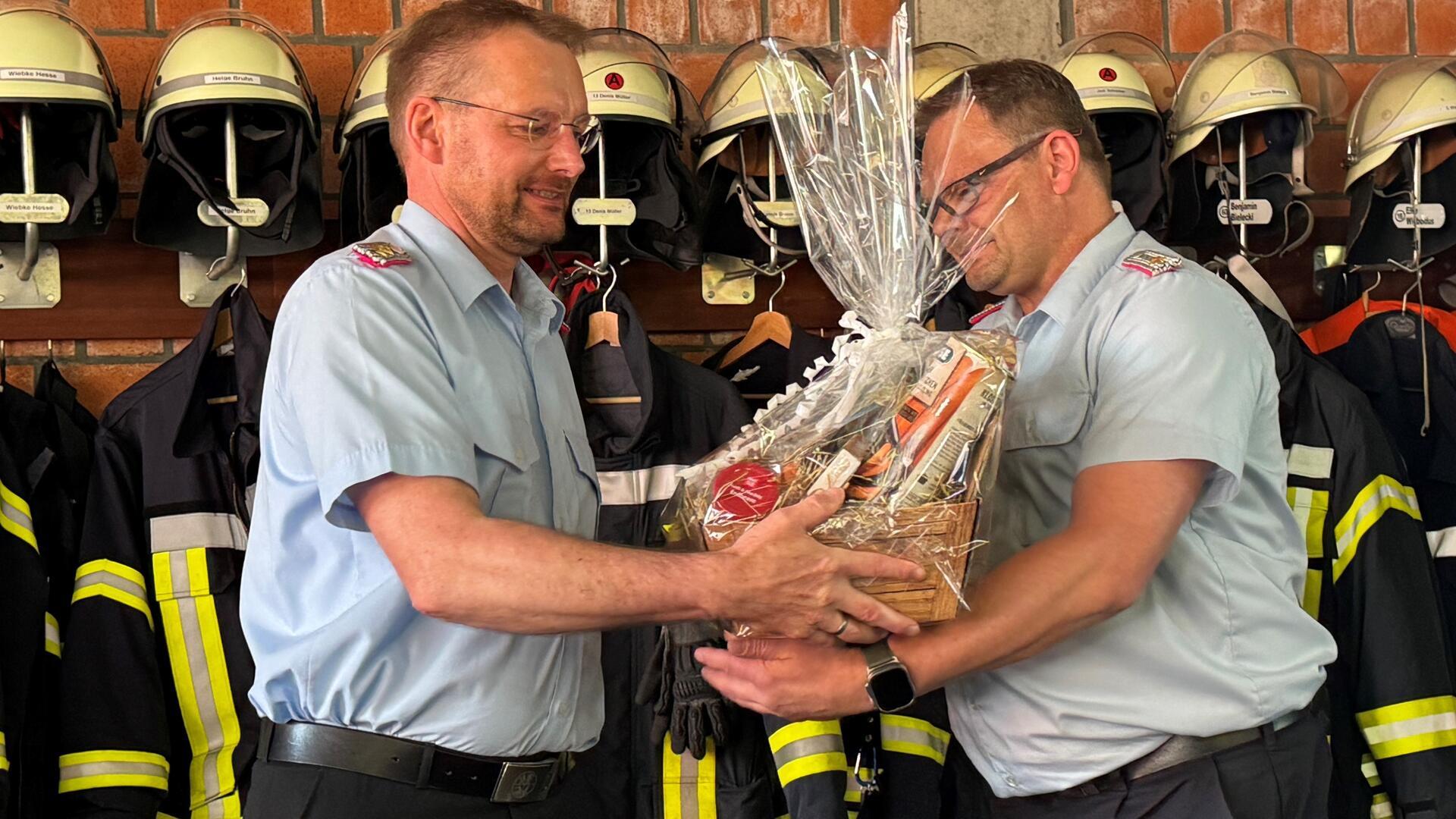 Ortsbrandmeister Michael Mahler dankte dem scheidenden Meik Mahnstein für seine Arbeit als stellvertretender Ortsbrandmeister mit einem Präsentkorb.