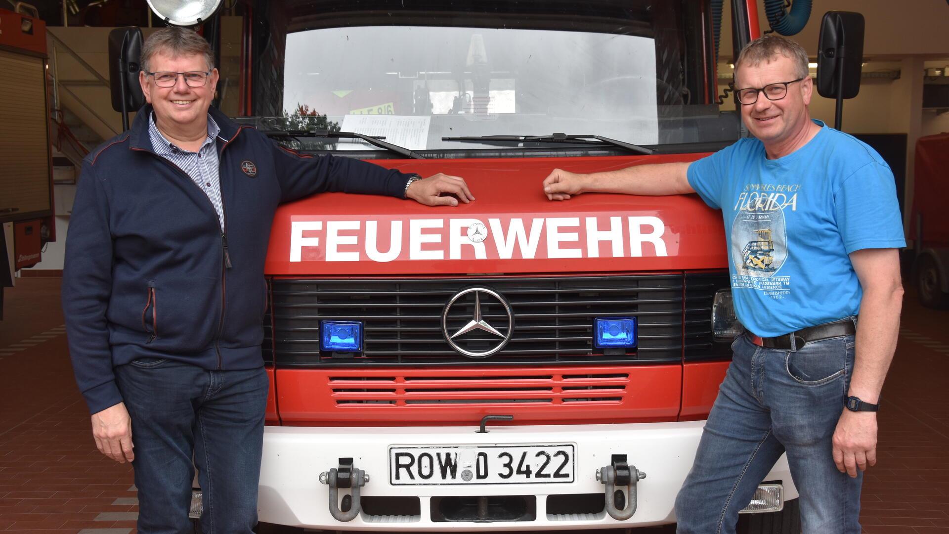 Das Foto zeigt Ortsbrandmeister Thomas Schnackenberg mit seinem Stellvertreter Volker Burfeind vor einem Feuerwehrauto. 