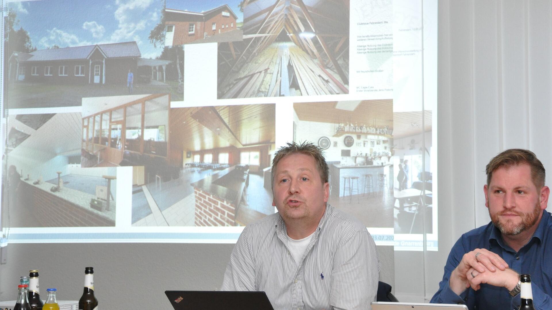 Ortsbürgermeister Arne Pingel (links) und Gemeindebürgermeister Marc Breitenfeld informieren anhand von Fotos über den Sachstand für die Planungen in Sachen Dorfgemeinschaftshaus.