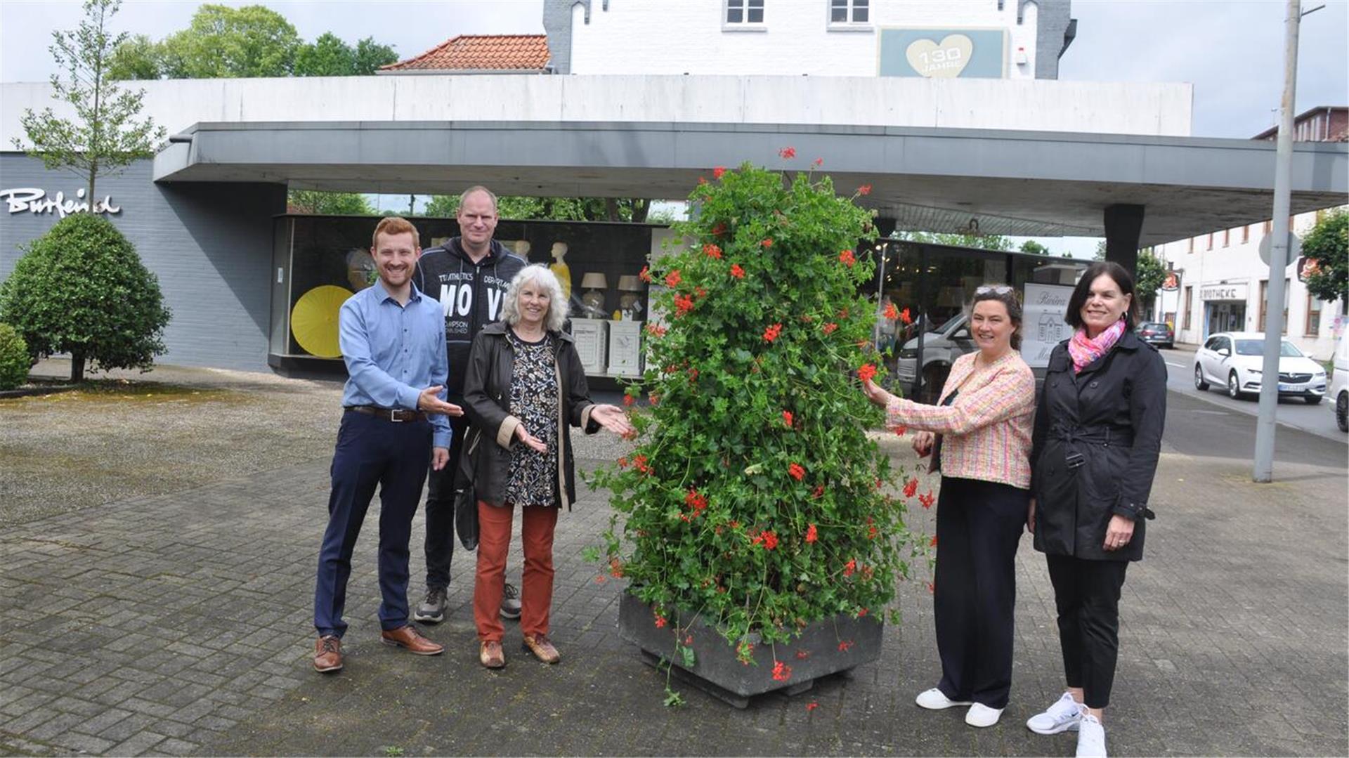 Ortsbürgermeister Dirk-Frederik Stelling (von links), Bauhof-Leiter Christian Kück, Ortsratsmitglied Petra Fischer, BCSM-Vorsitzende Angela Bekken und Citymanagerin Bärbel Hensel freuen sich über insgesamt fünf neue Blumensäulen, die jetzt an vier Standorten in Bremervörde zu sehen sind.