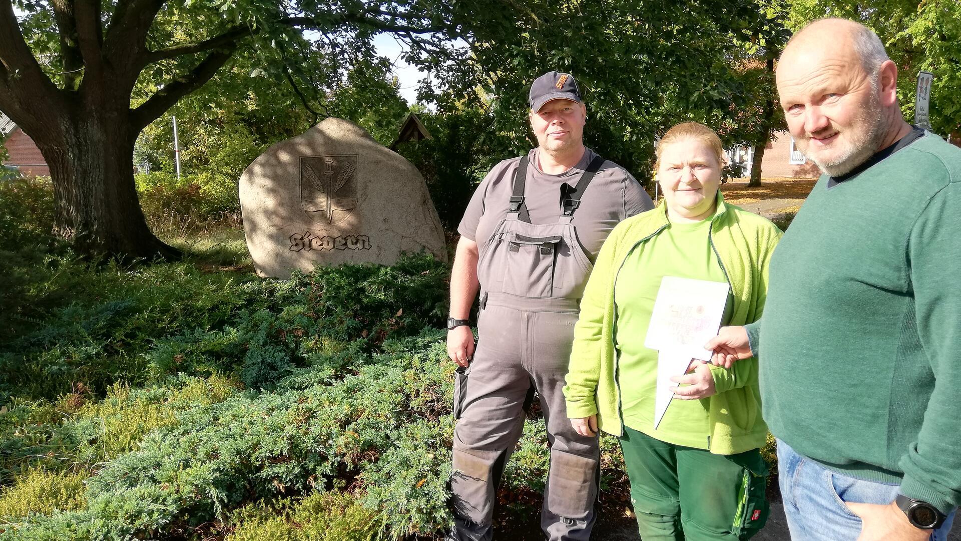 Rainer Feldmann mit Kai und Antje Hencken am Rondell in Sievern