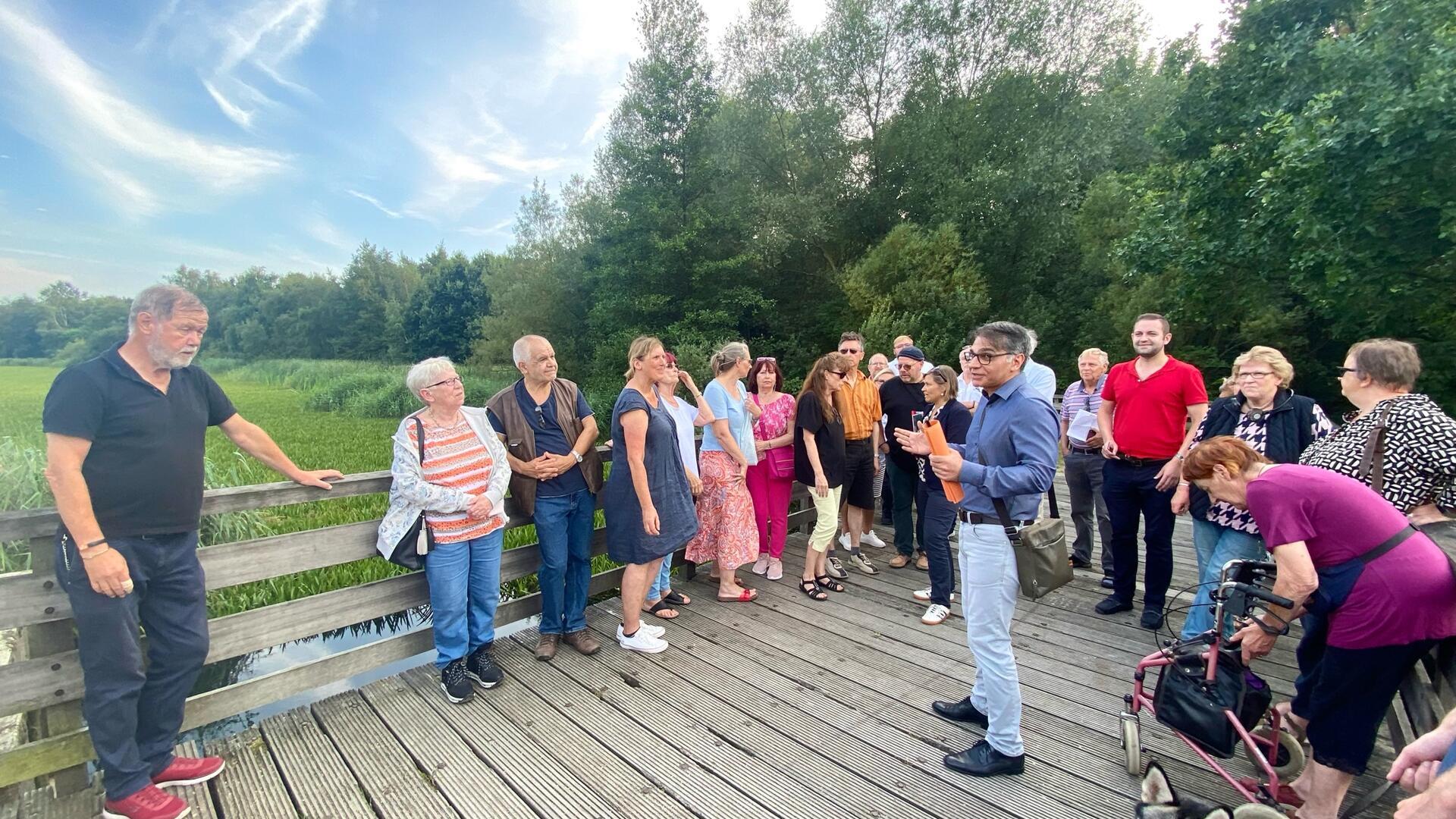 Ortstermin mit Stadt und Bürgern: Der Auesee am Speckenbütteler Park in Bremerhaven ist vor 30 Jahren als Kompensationsfläche angelegt worden. Einst beliebte Erholungsoase zum Spazieren und bei Anglern beliebt, sorgt nun der völlige Bewuchs mit Krebsscheren für Unmut. Das Umweltschutzamt hat eine ganz andere Sicht darauf.