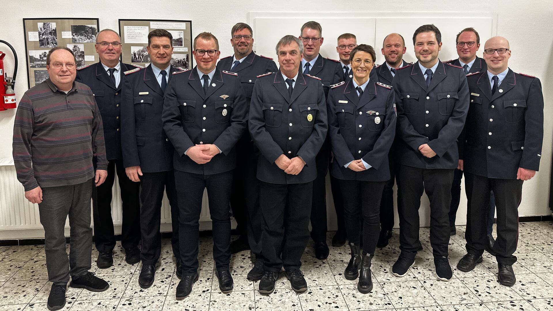 Ortsvorsteher Fridtjof Schröter (von links), Abschnittsleiter Jörg Suske, Stadtbrandmeister Nils Schwarz, Lars Viebrock, der zweite stellvertretende Stadtbrandmeister Holger Burfeindt, Jürgen Dittmer, Ortsbrandmeister Jörg Wempen, Leif Presler, Kristin Witten, Michael Witten, Sören Firlus, Hendrik Schnakenberg und der stellvertretende Ortsbrandmeister Christoph Burfeind. 