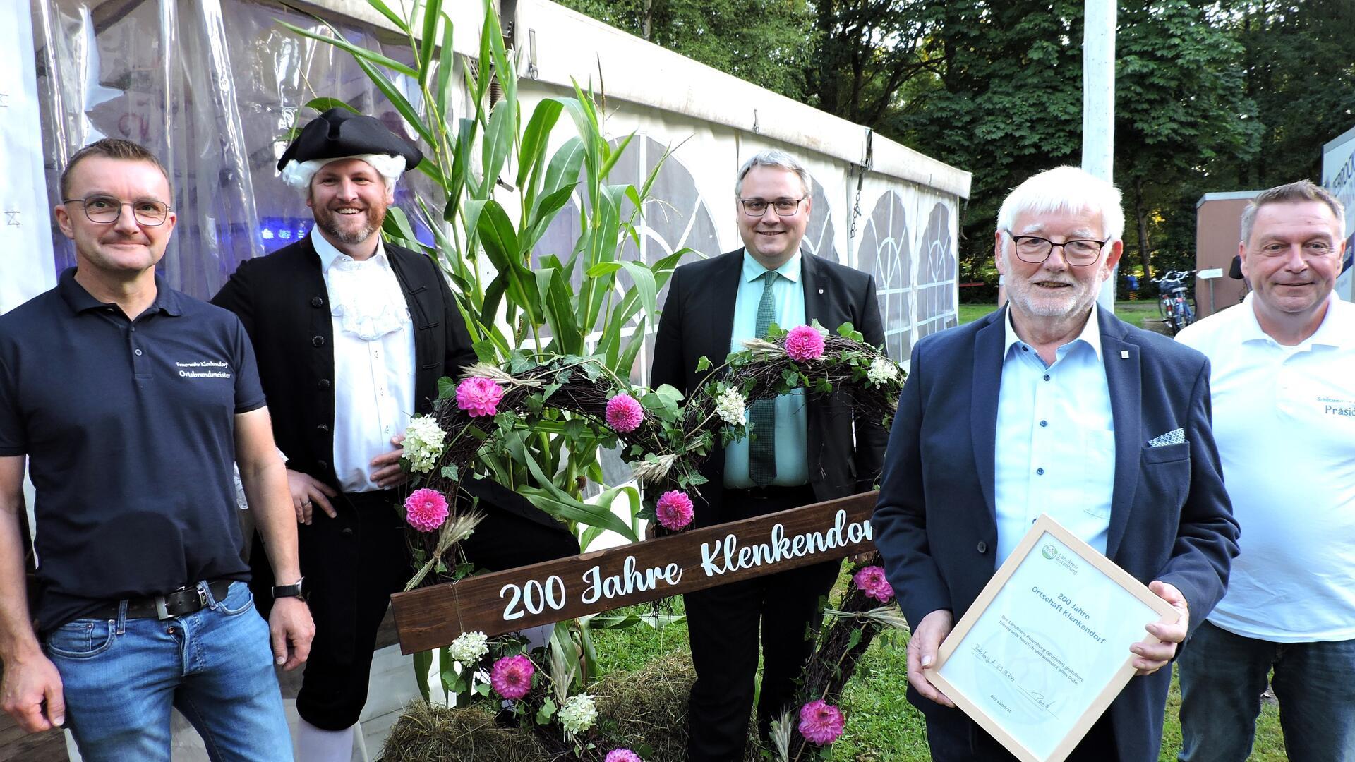 Ortsvorsteher Johann Steffens (Zweiter von rechts), Ortsbrandmeister Stefan Weber, Bürgermeister Marc Breitenfeld, Landrat Marco Prietz und Schützenpräsident Jürgen Slotosch (von links) fanden lobende Worte für das soziale Miteinander in Klenkendorf.