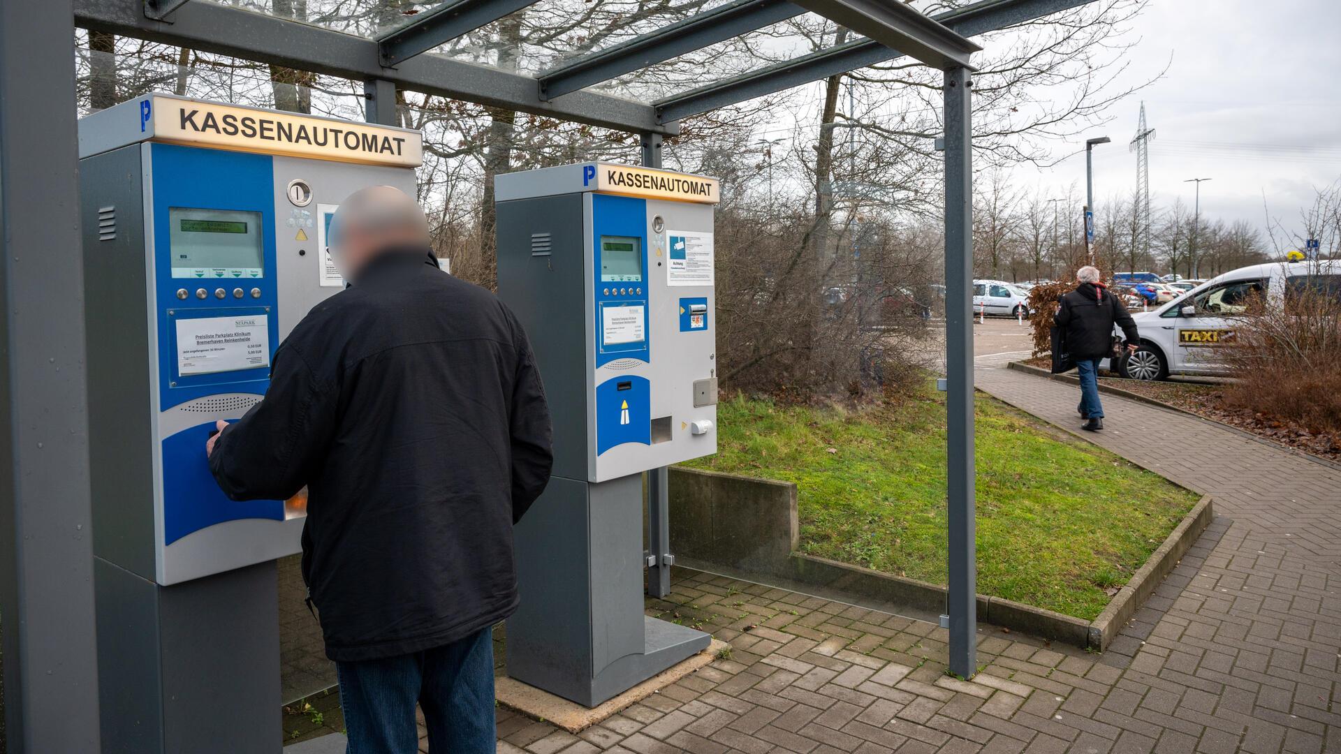 Parkautomat am Klinikum Reinkenheide: Hier müssen Besucher künftig tiefer in die Tasche greifen.