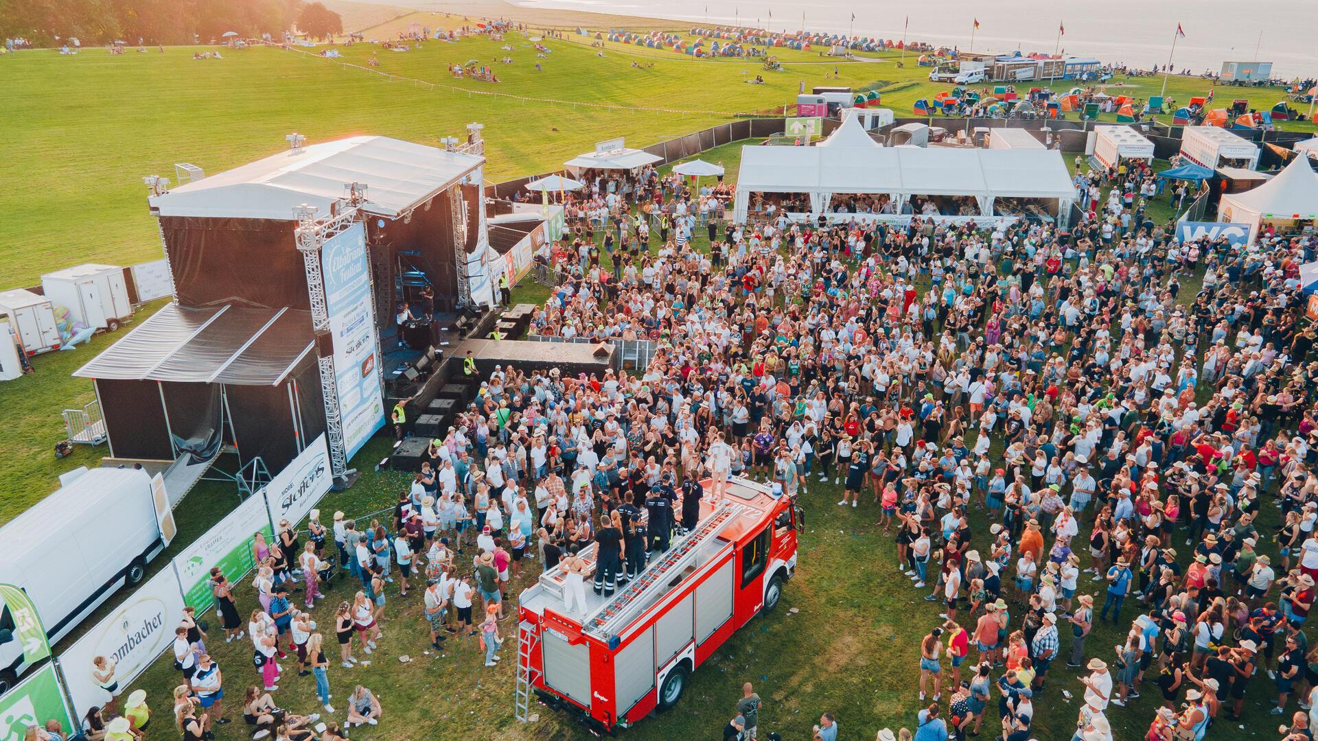 Menschenmenge vor einer Open-Air-Bühne