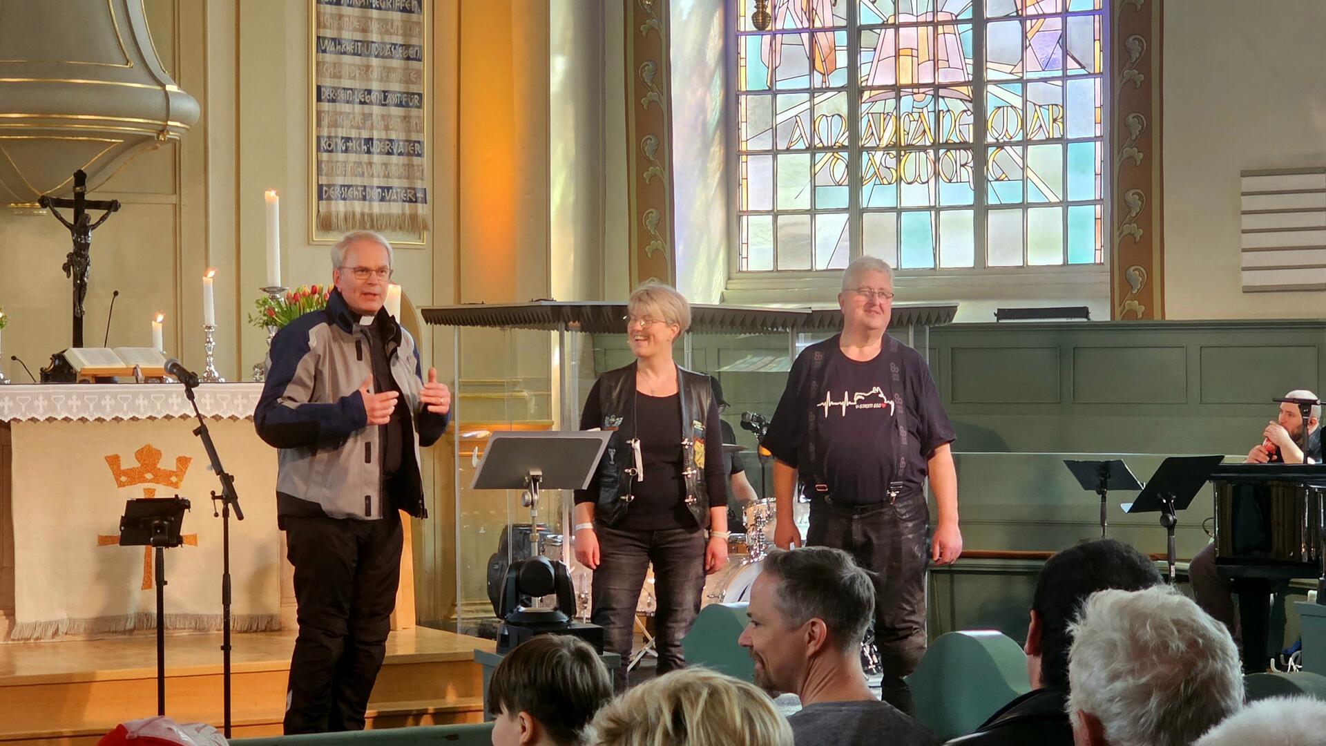 Pastor Gerhard Schäfer (links) wird den Gottesdienst wieder gemeinsam mit Martina Schröder und Henning Bütepage leiten.