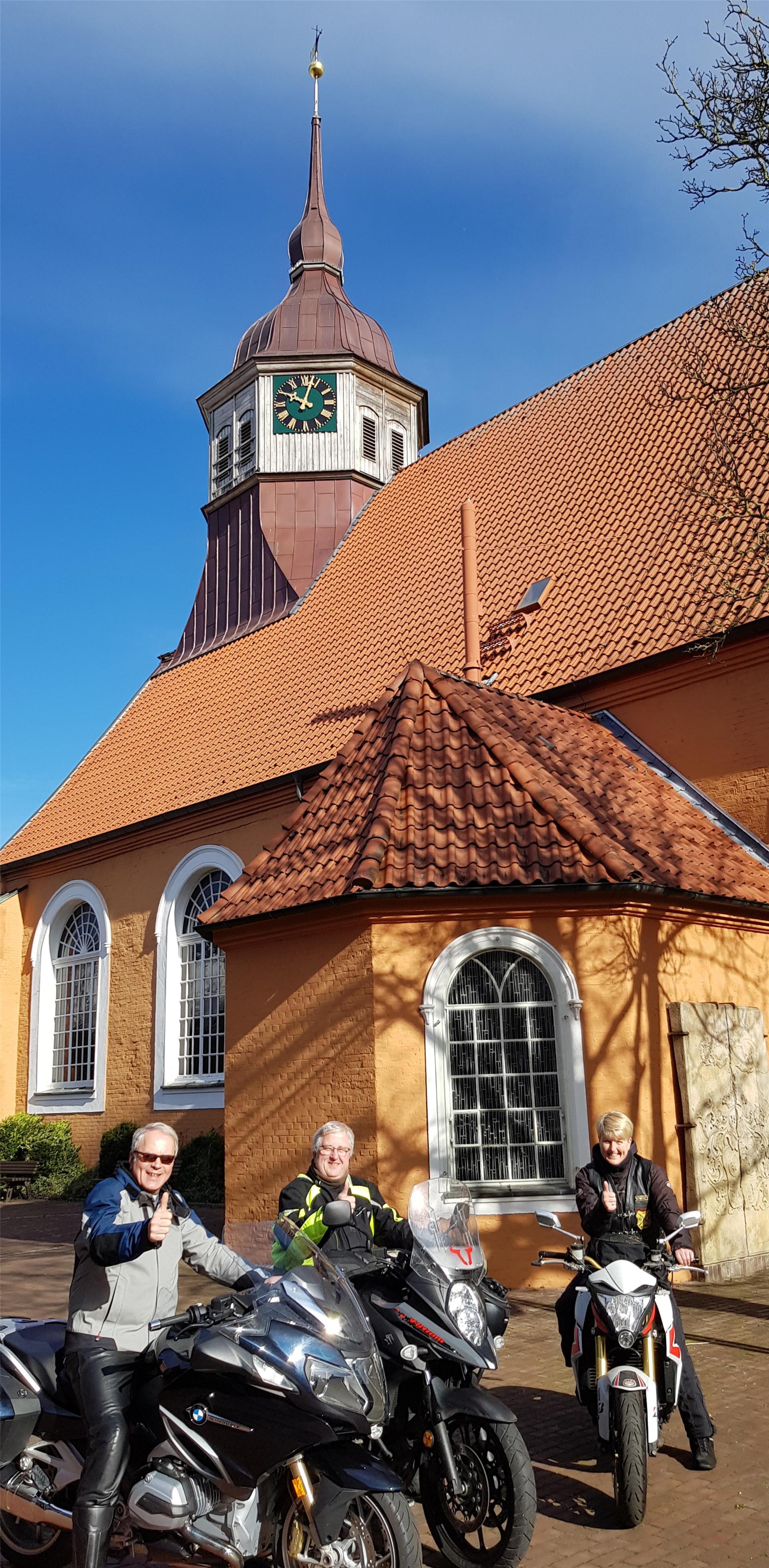 Pastor Gerhard Schäfer (von links), Henning Bütepage und Martina Schröder laden erneut zum MoGo in der St.-Liborius-Kirche in Bremervörde ein.