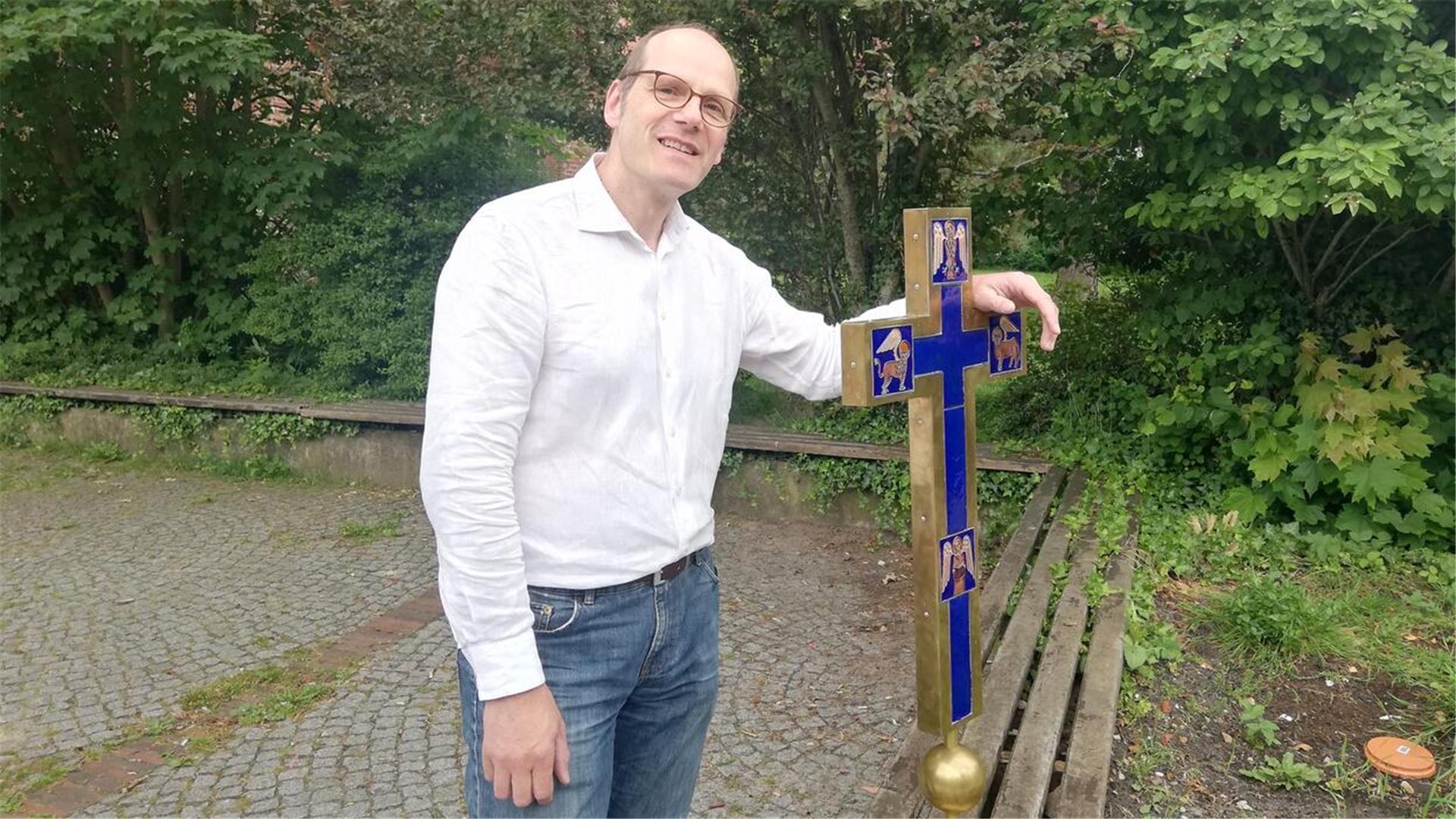 Pastor Lars Langhorst mit Altarkreuz