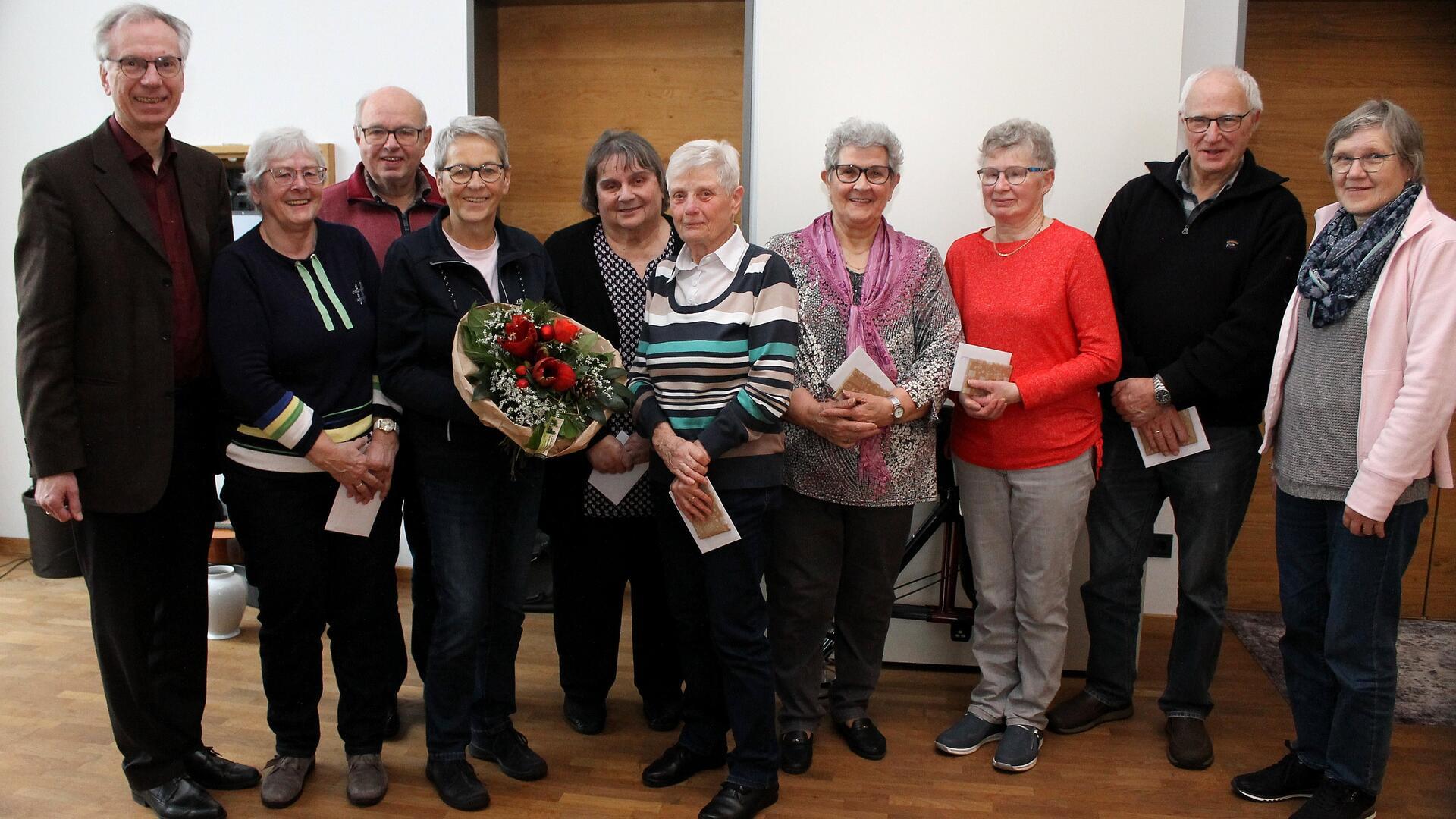 Pastor Martin Knapmeyer (links) bedankt sich beim scheidenden Frühstücksvorbereitungsteam: von links Anni und Heiner Wilshusen, Rosi Freese, Helga Pietsch, Gisela Weitkämper, Uschi Ferber, Anke Brunkhorst, Uwe und Edith Fiedler; nicht im Bild Brigitte Homuth-Viebrock.