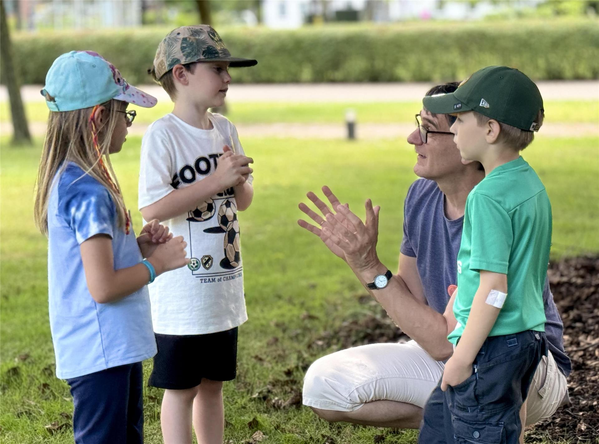 Pastor Martin Rothfuchs und drei Kinder