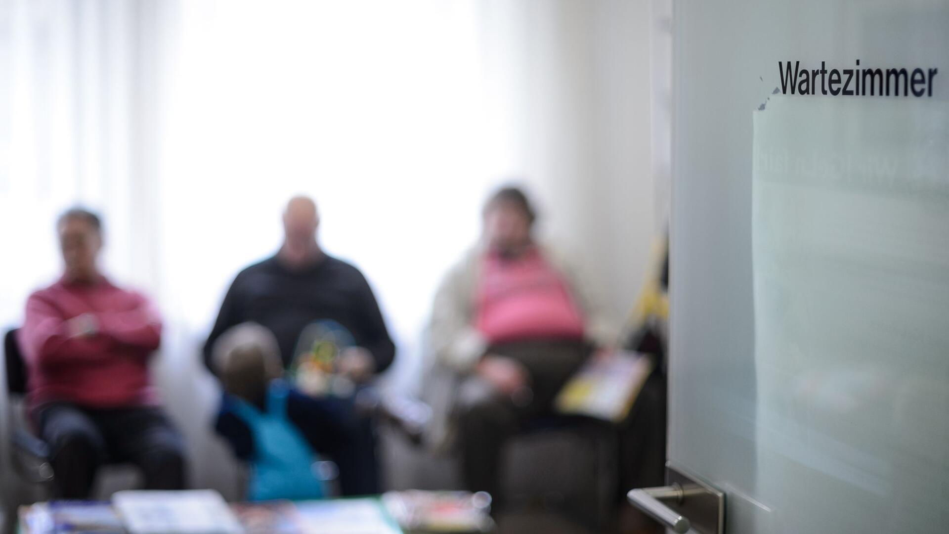 Patienten in einem Wartezimmer