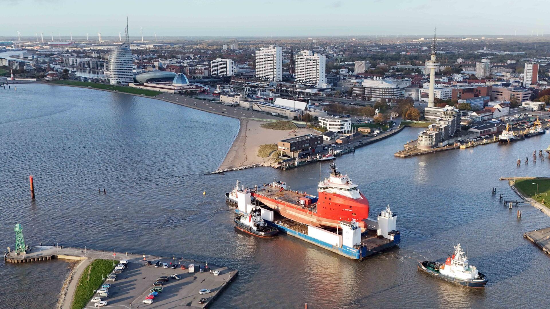 Per Schwerlastponton wurde die „L Symphony“ zu einer Halle von Stahlbau Nord gebracht. Dort wird sie zu einer Expeditionsjacht umgebaut.