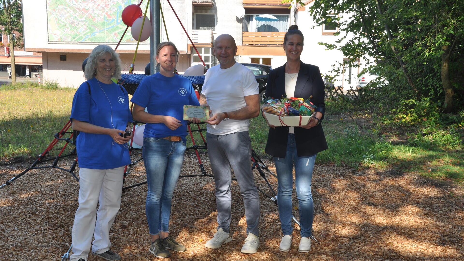 Petra Fischer (von links) und Claudia Brandtjen vom Kinderschutzbund Bremervörde, Bürgermeister Hannebacher und Britta Behrmann Fachbereichsleiterin für Soziales der Stadt Bremervörde.