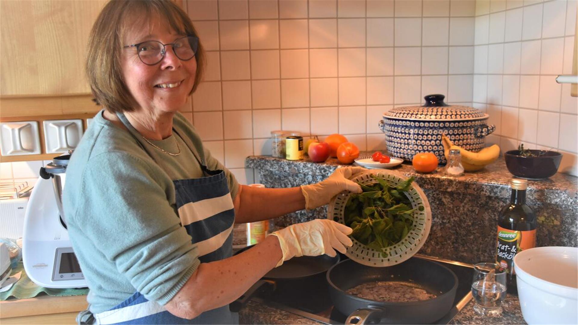 Das Foto zeigt Petra Pape am Herd. 