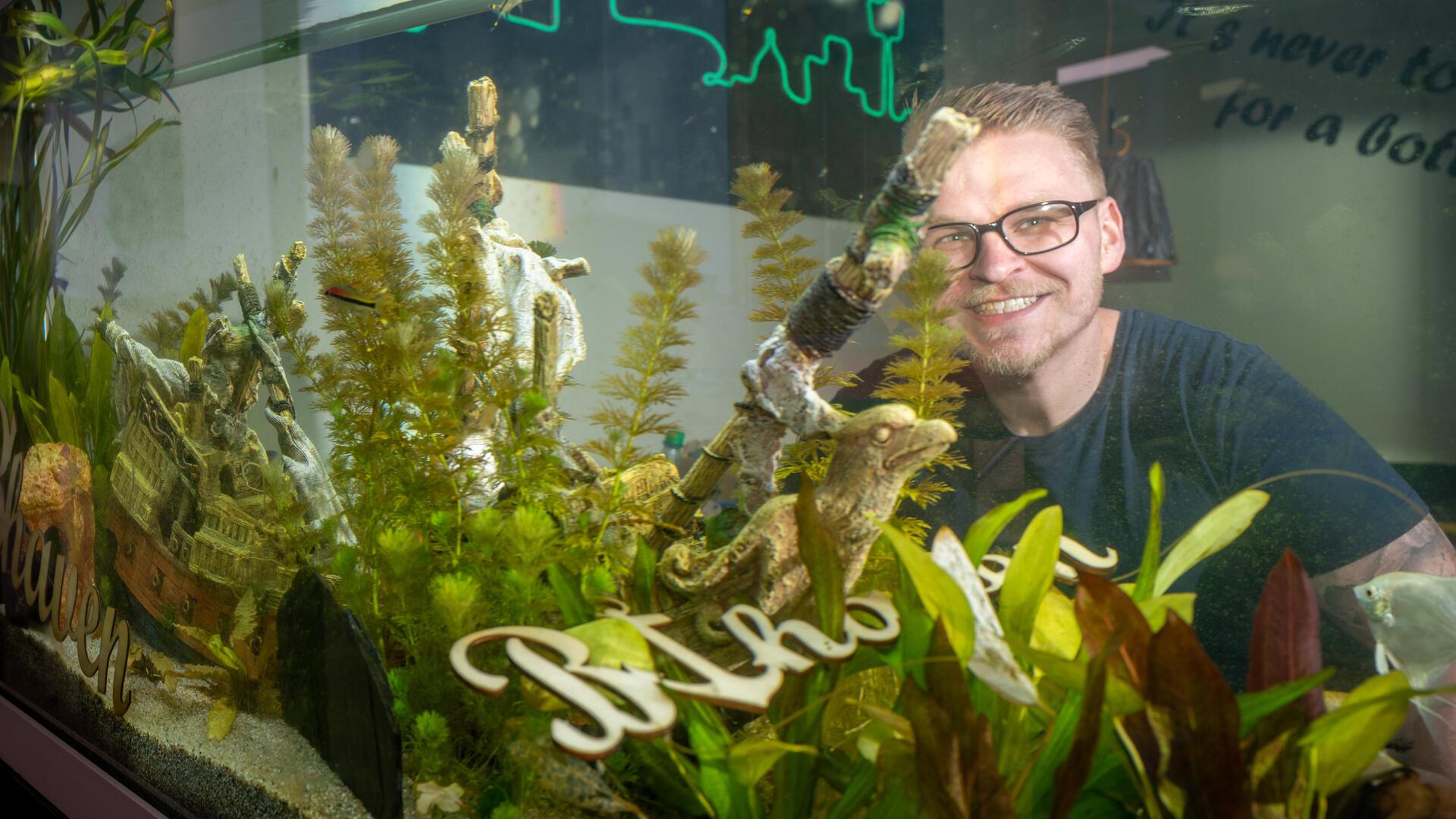 Philip Ausborn eröffnete 2022 das Lokal "B `Haven" im Schaufenster Fischereihafen.