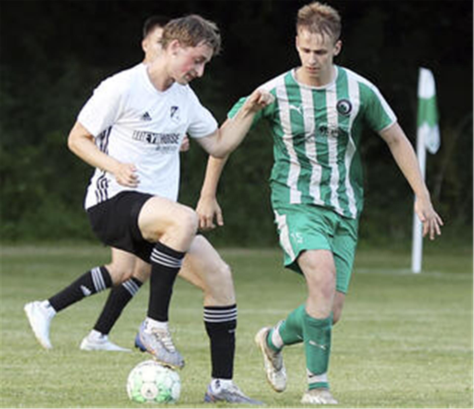 Philipp Lampe (rechts), hier diese Woche beim Spiel gegen den SV Anderlingen gegen Linus Brunckhorst, erzielte in der vergangenen Saison als „Sechser“ 14 Tore für den TSV Karlshöfen. Nicht nur deshalb erhält er von Ex-Trainer Stephan Brodtmann rückblickend ein Sonderlob.