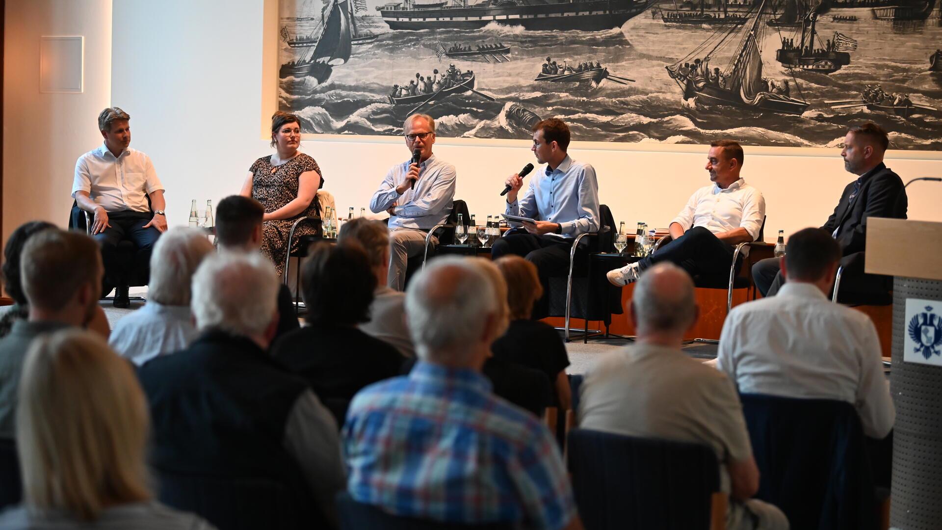 Piet Rothe (DEHOGA), Lea Zerbst (Wirtschaftsjunioren), Ex-OB Jörg Schulz, NZ-Chefredakteur Christoph Linne, Michael Gerber (Erlebnis Bremerhaven), und Stefan Kruecken (Ankerherz-Verlag) diskutieren über die Zukunft der Innenstadt.