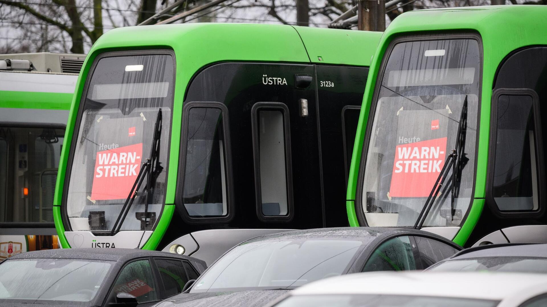 Plakate „Warnstreik“ kleben in den Frontscheiben von Stadtbahnen der Hannoverschen Verkehrsbetriebe Üstra auf dem Betriebshof Glocksee.