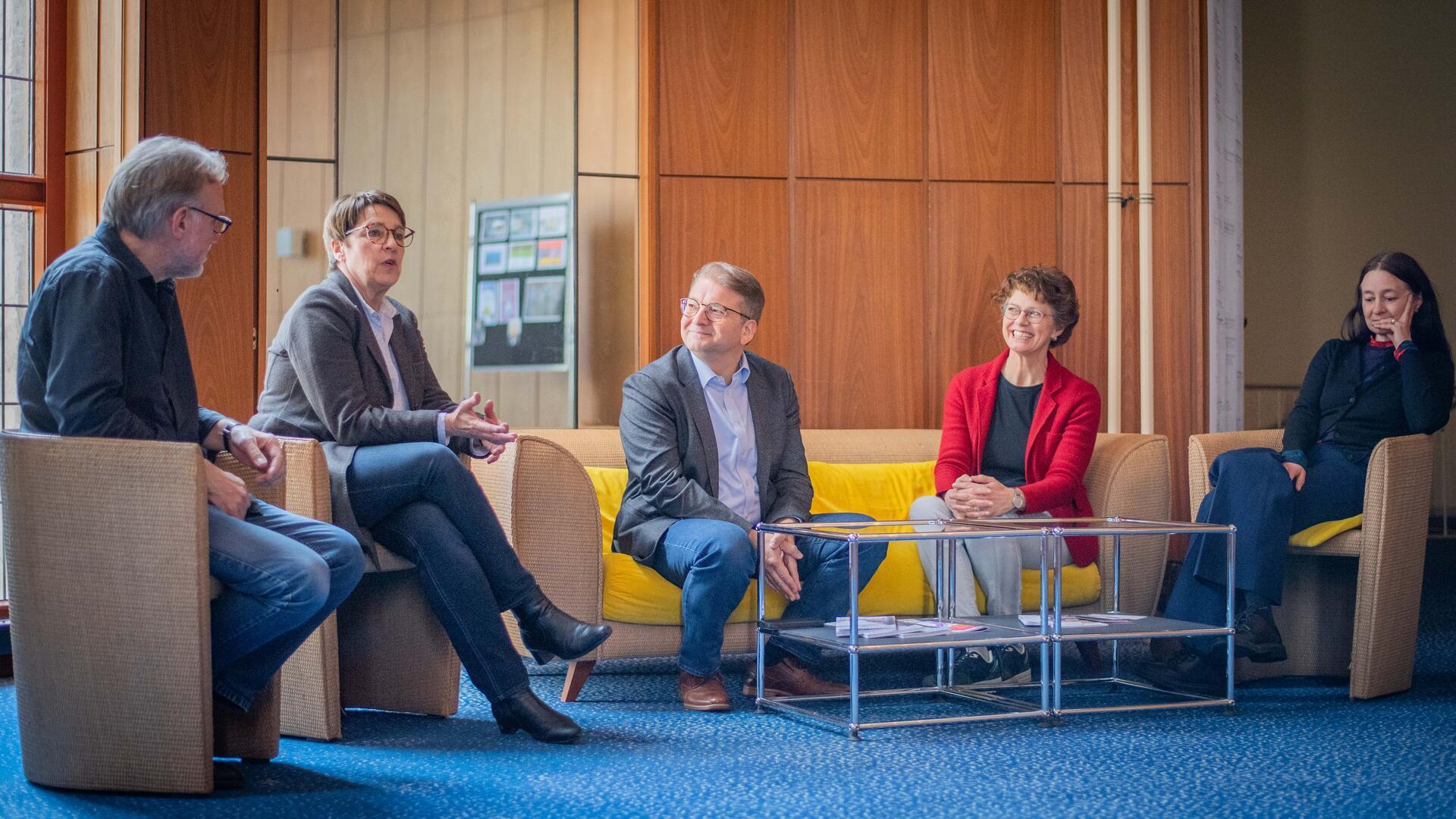 Planen die Sommerbühne (von links): Schauspielleiter Peter Hilton Fliegel, Kulturamtschefin Dorothee Starke, Intendant Lars Tietje, die kommissarische Leiterin der Stadtbibliothek, Juliane Keil und die Direktorin des Kunstvereins, Stefanie Kleefeld