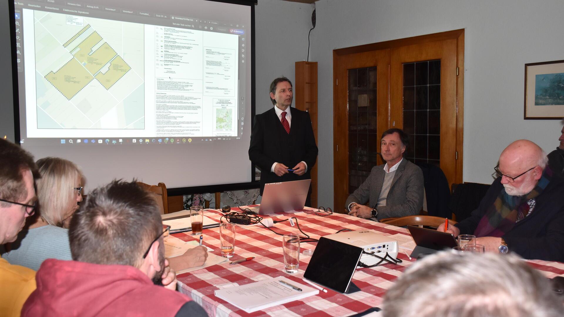 Planer Holger Müller (stehend) stellte im Gemeinderat die Planungen für den Bau eines Solarparks südwestlich von Ebersdorf vor. Rechts von ihm der Schweizer Investor Hand Hurschler. 