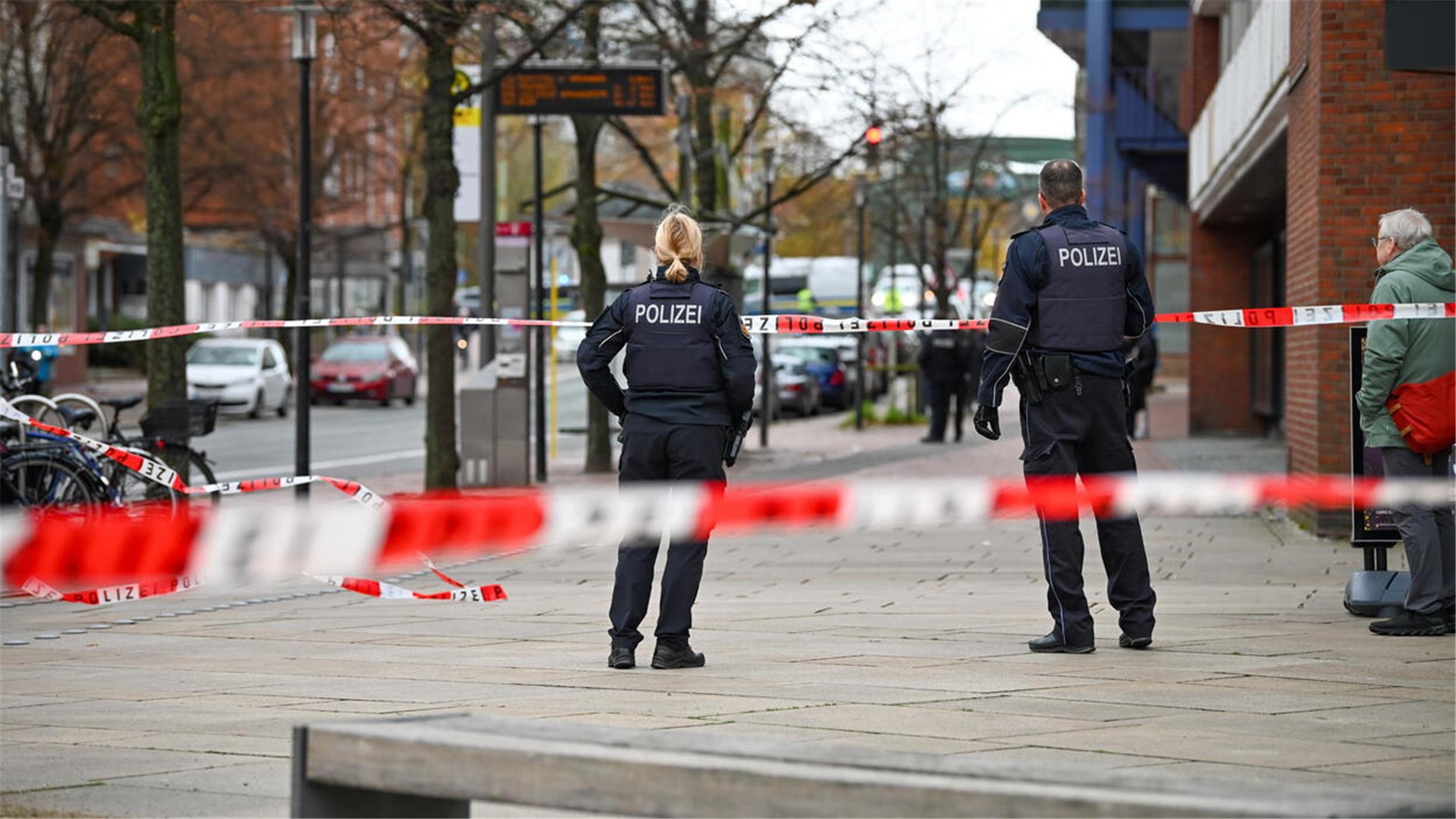 Polizei-Einsatz: Mit Flatterband haben die Beamten einen Bereich an der Fährstraße in der Innenstadt gesperrt