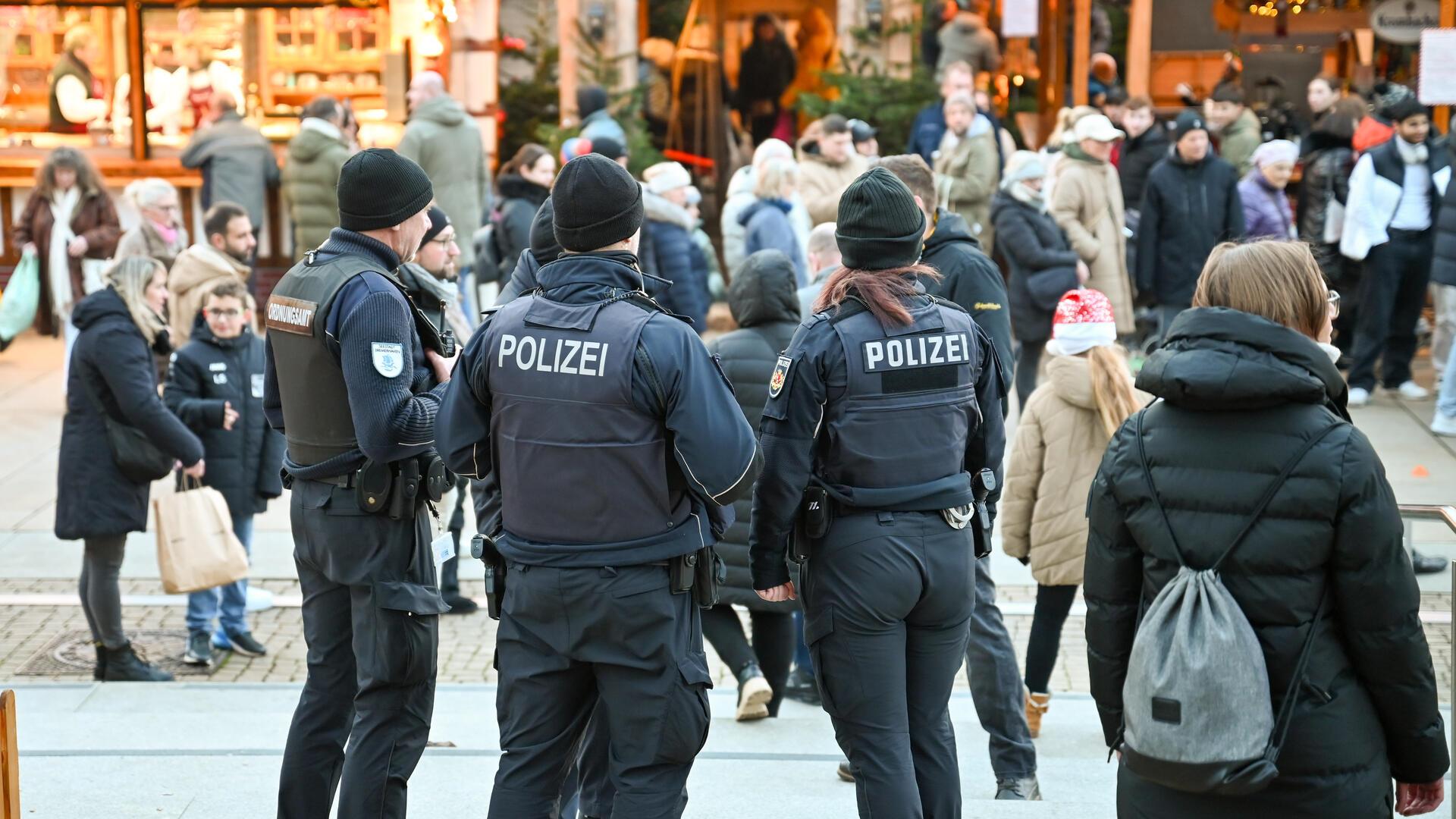 Polizei und Ordnungsamt sind auf dem Weihnachtsmarkt präsent. Erstmals dürfen sie kontrollieren, ob die Besucher Messer oder andere Waffen dabei haben.