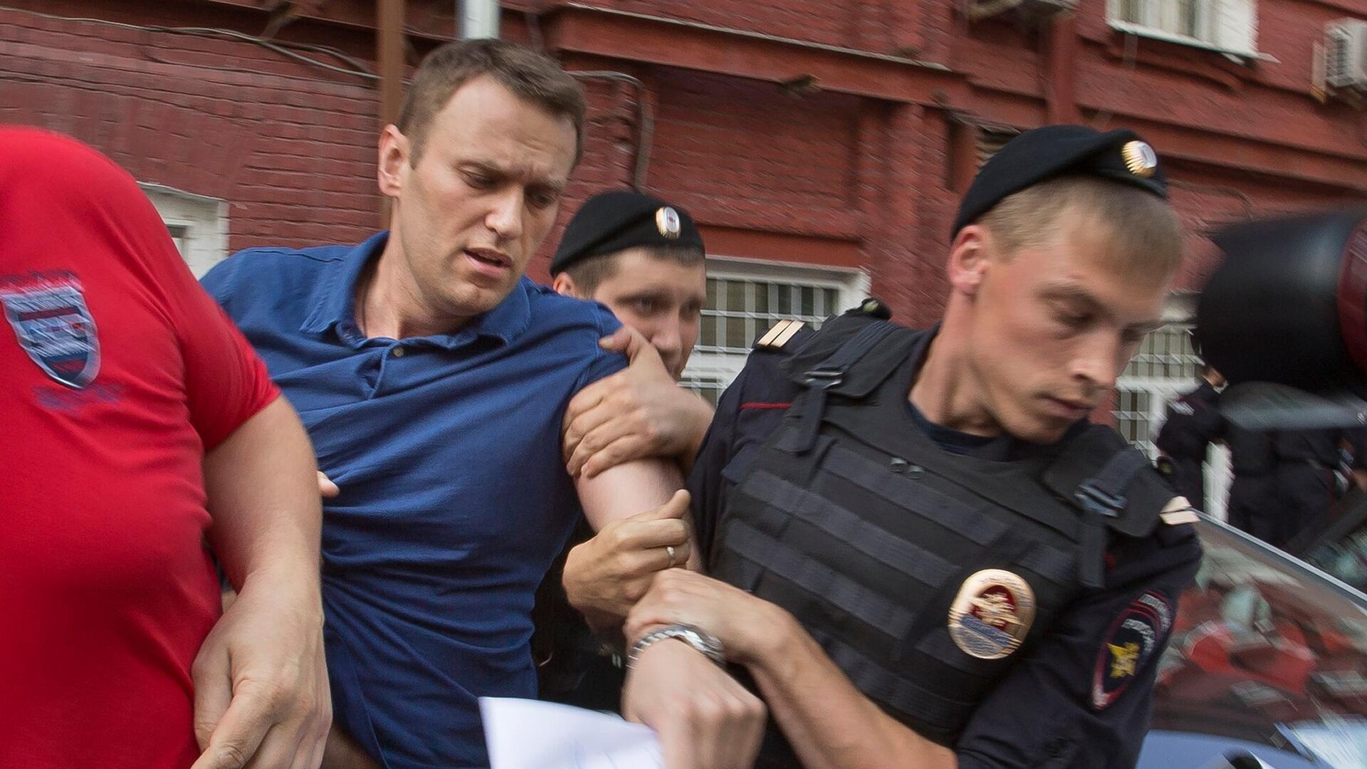 Polizeibeamte halten den russischen Oppositionsführer Alexej Nawalny (l.) im Juli 2013 fest.