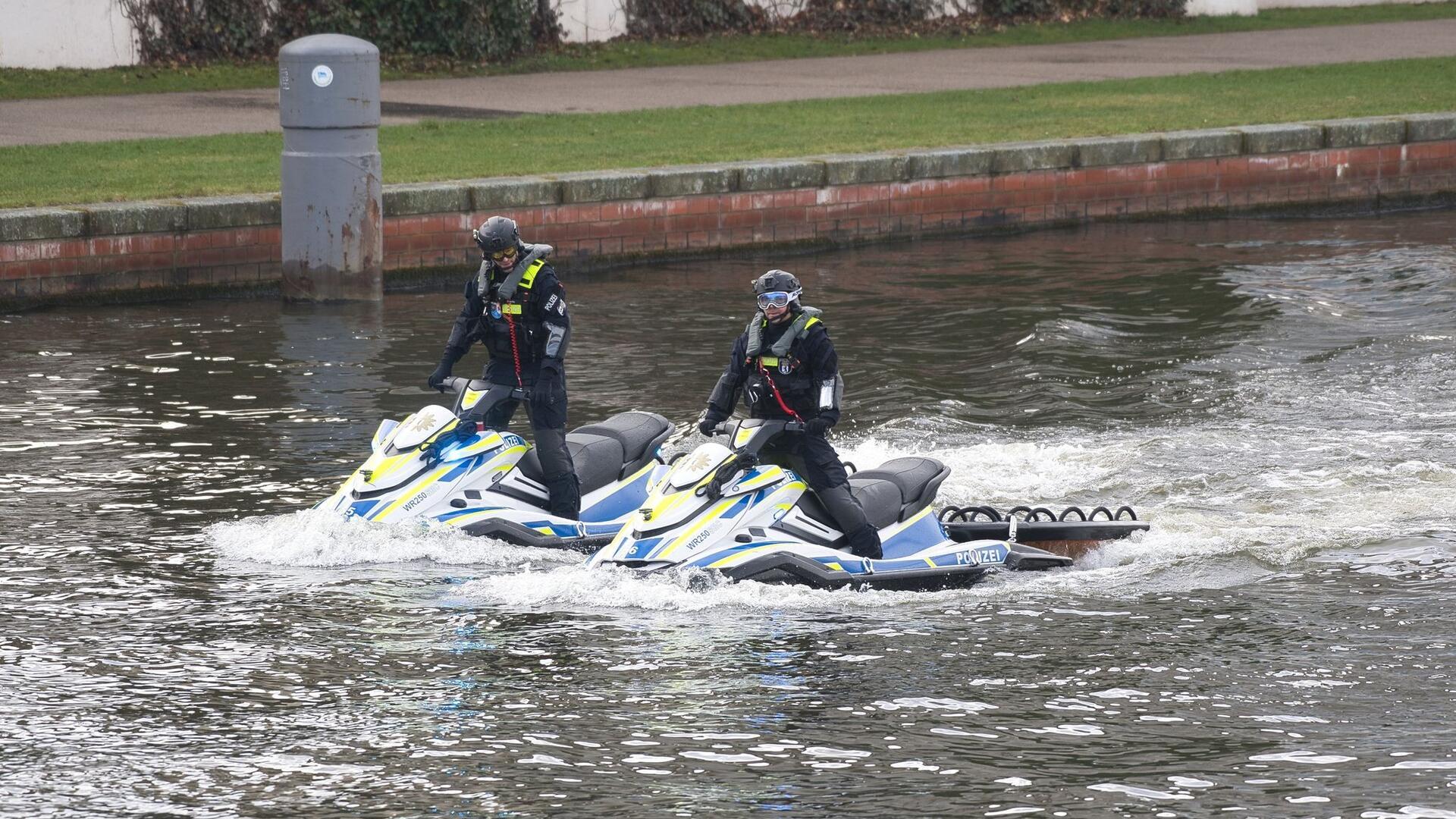 Polizeibeamte sind auf der Spree am Kanzleramt unterwegs.