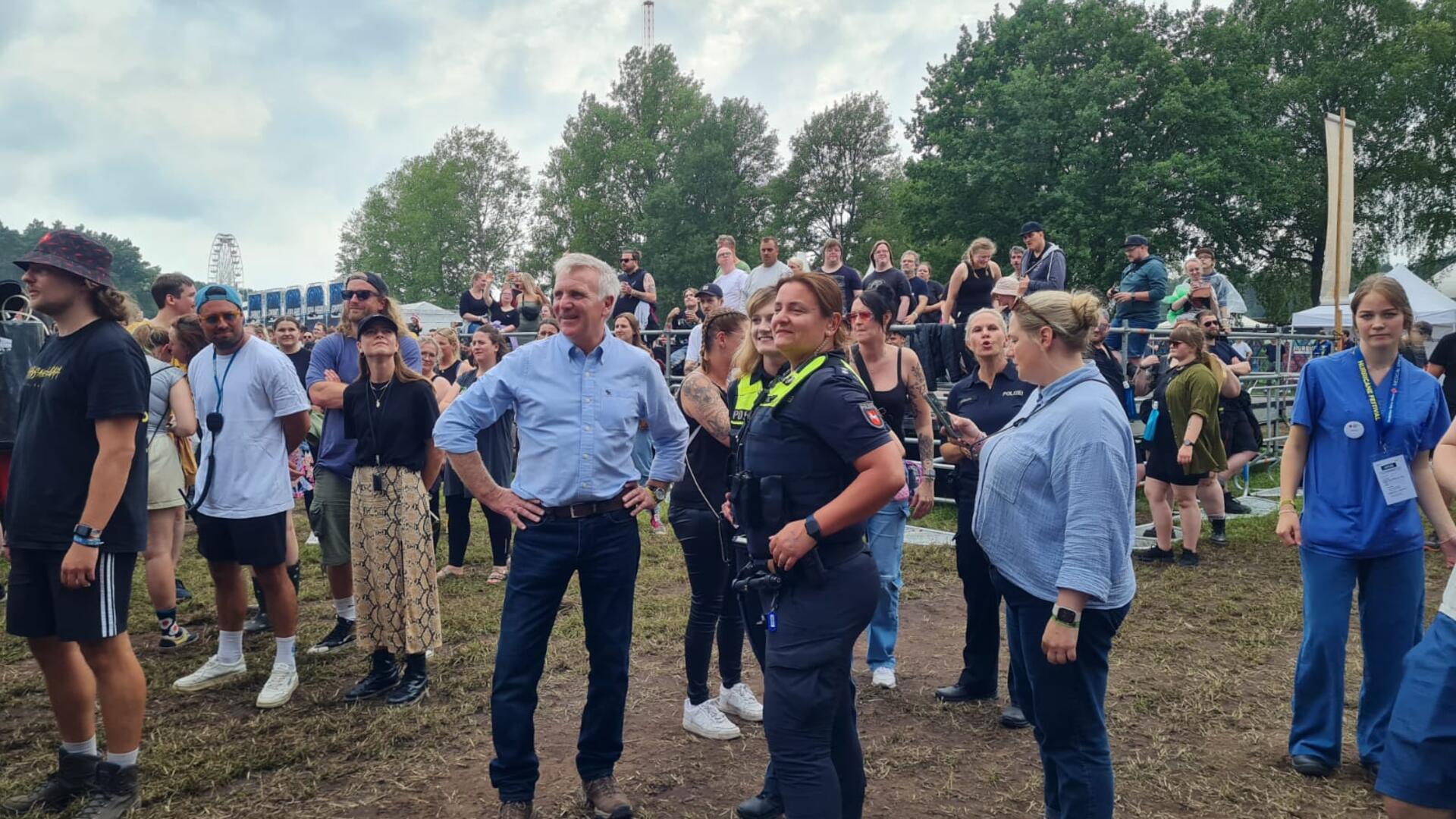 Polizeipräsident der Polizeidirektion Lüneburg Thomas Ring besucht derzeit die Einsatzkräfte auf dem Hurricane-Festival und schaut sich auch kurz den Auftritt von Ski Aggu an.