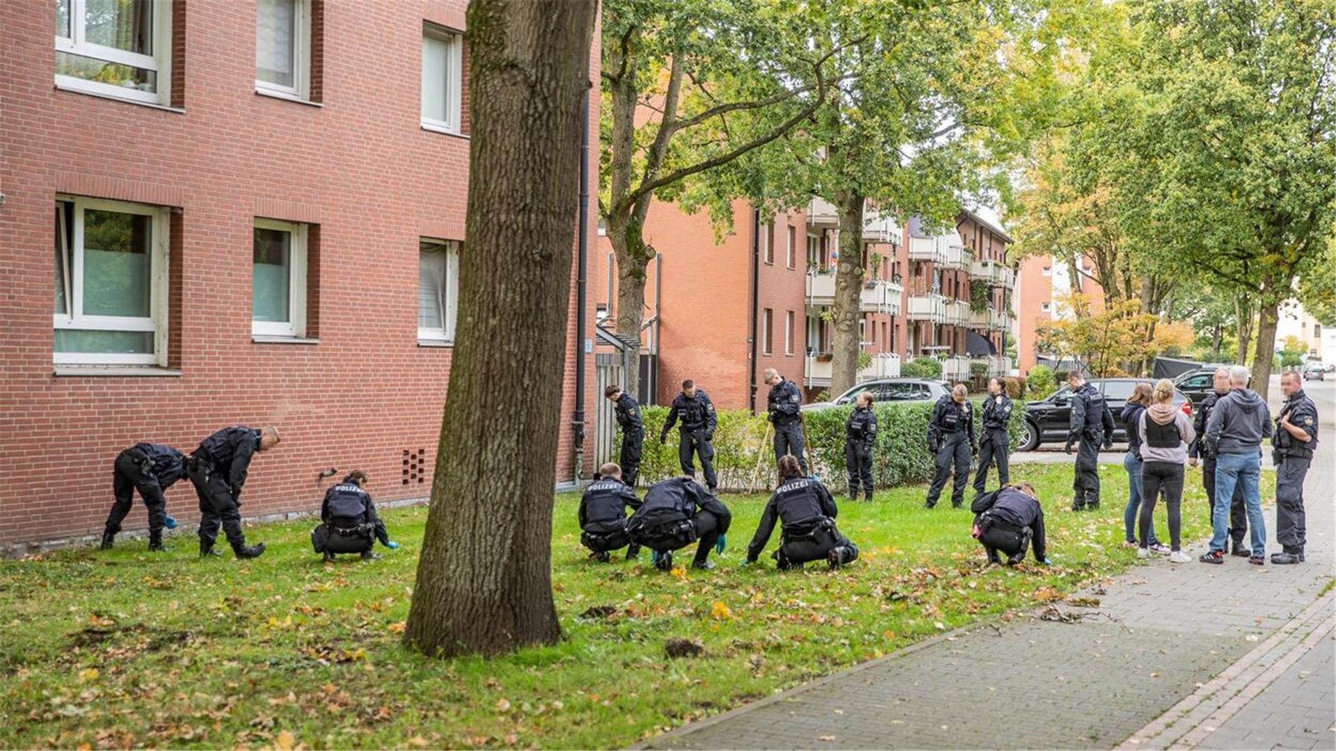 Polizisten durchkämmen die Wiesen rund um den Bahnhof Lehe.