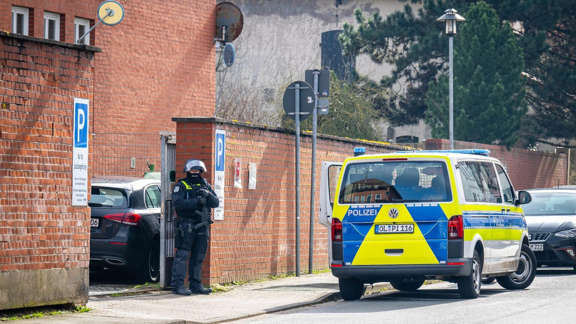 Polizisten stehen an einem Eingang zum Amtsgericht.