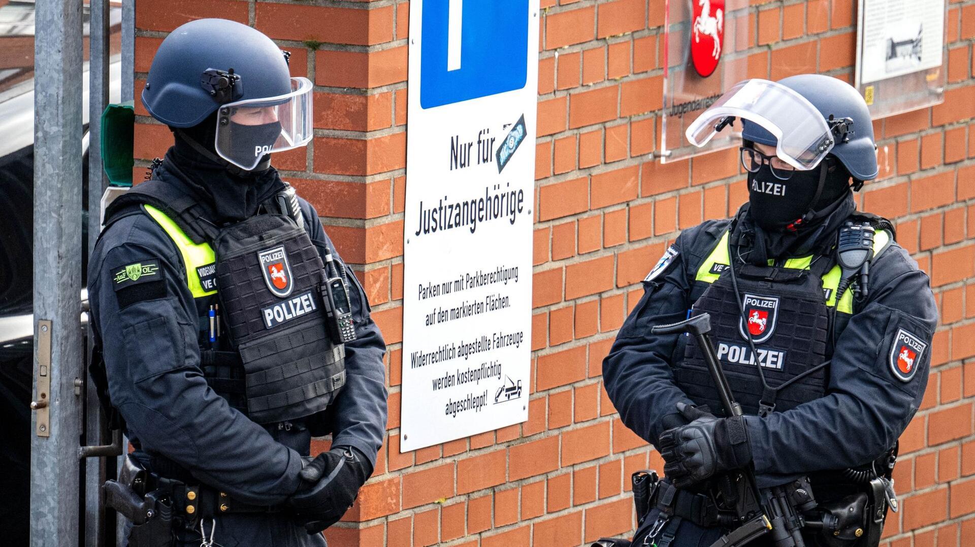 Polizisten stehen an einem Eingang zum Amtsgericht.