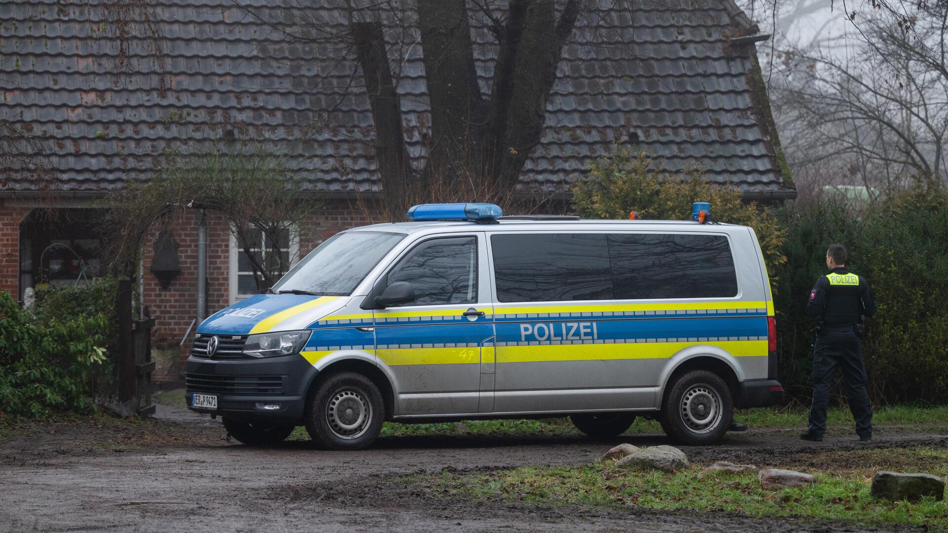 Polizisten stehen vor einem Haus in Fischerhude, in dem zwei Tote gefunden wurden. 