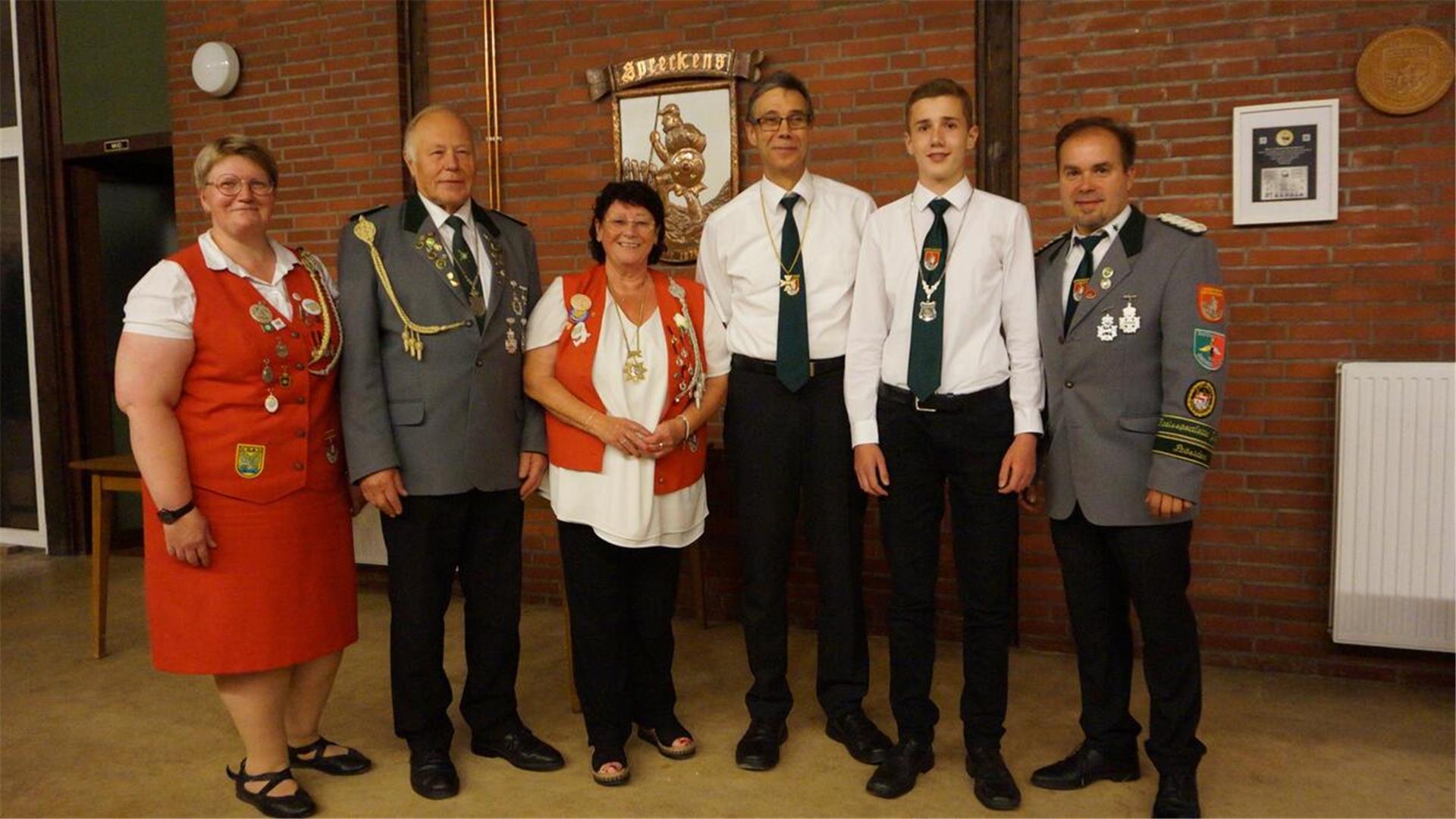 Präsident Dennis Gerdel (rechts) mit den erfolgreichen Spreckenser Schützinnen und Schützen.