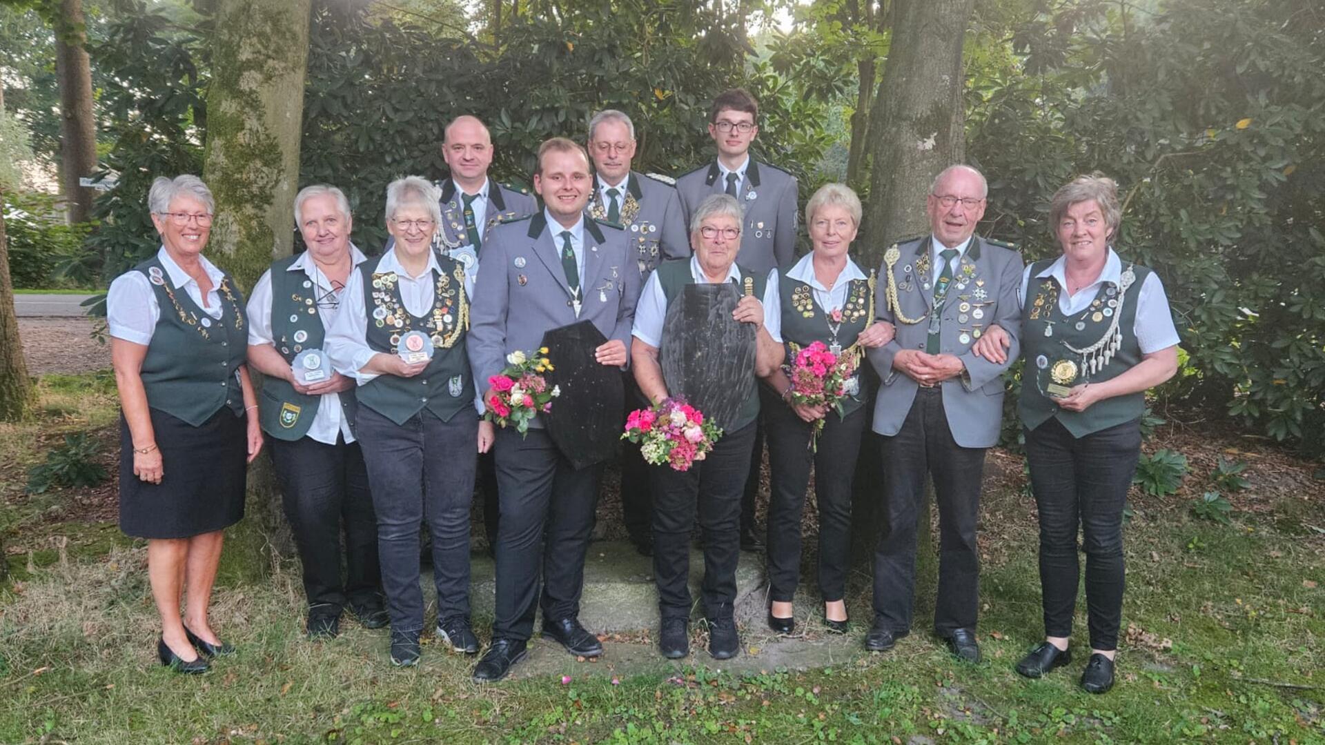 Präsidentin Aenne Holm mit den neuen Vize- und Altersmajestäten sowie den Pokalgewinnern des Schützenvereins Bevern.