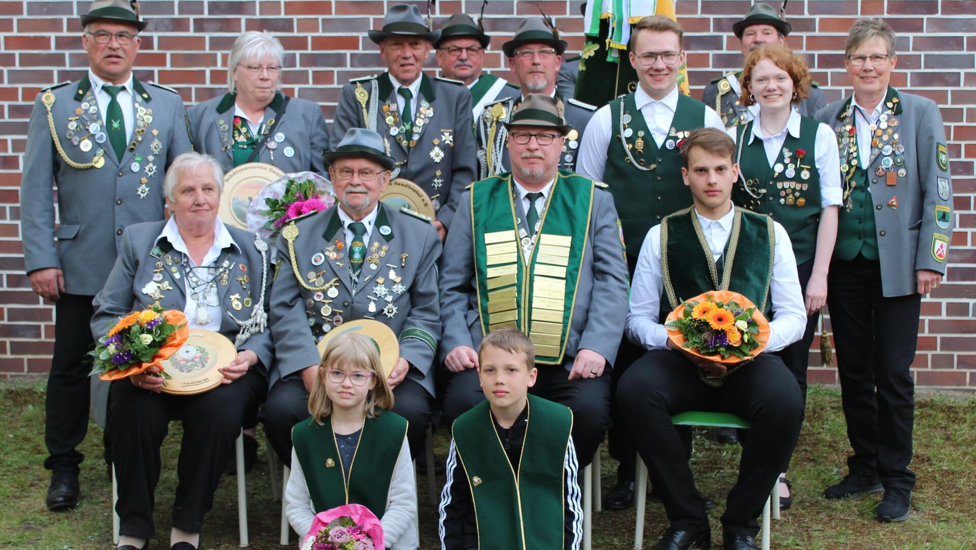 Präsidentin Angela Grotheer (rechts) präsentierte am Abend das neue Sandbosteler Königshaus.