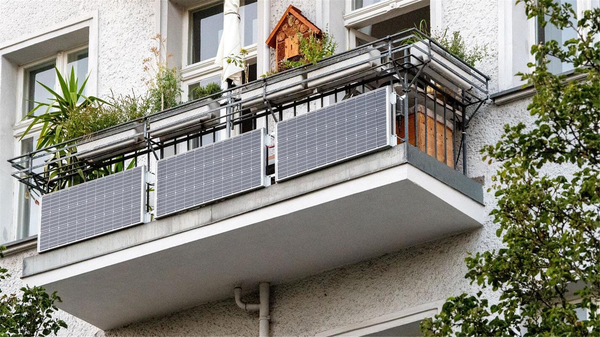 Drei Solarmodule sind an der Außenseite eines Balkons angebracht