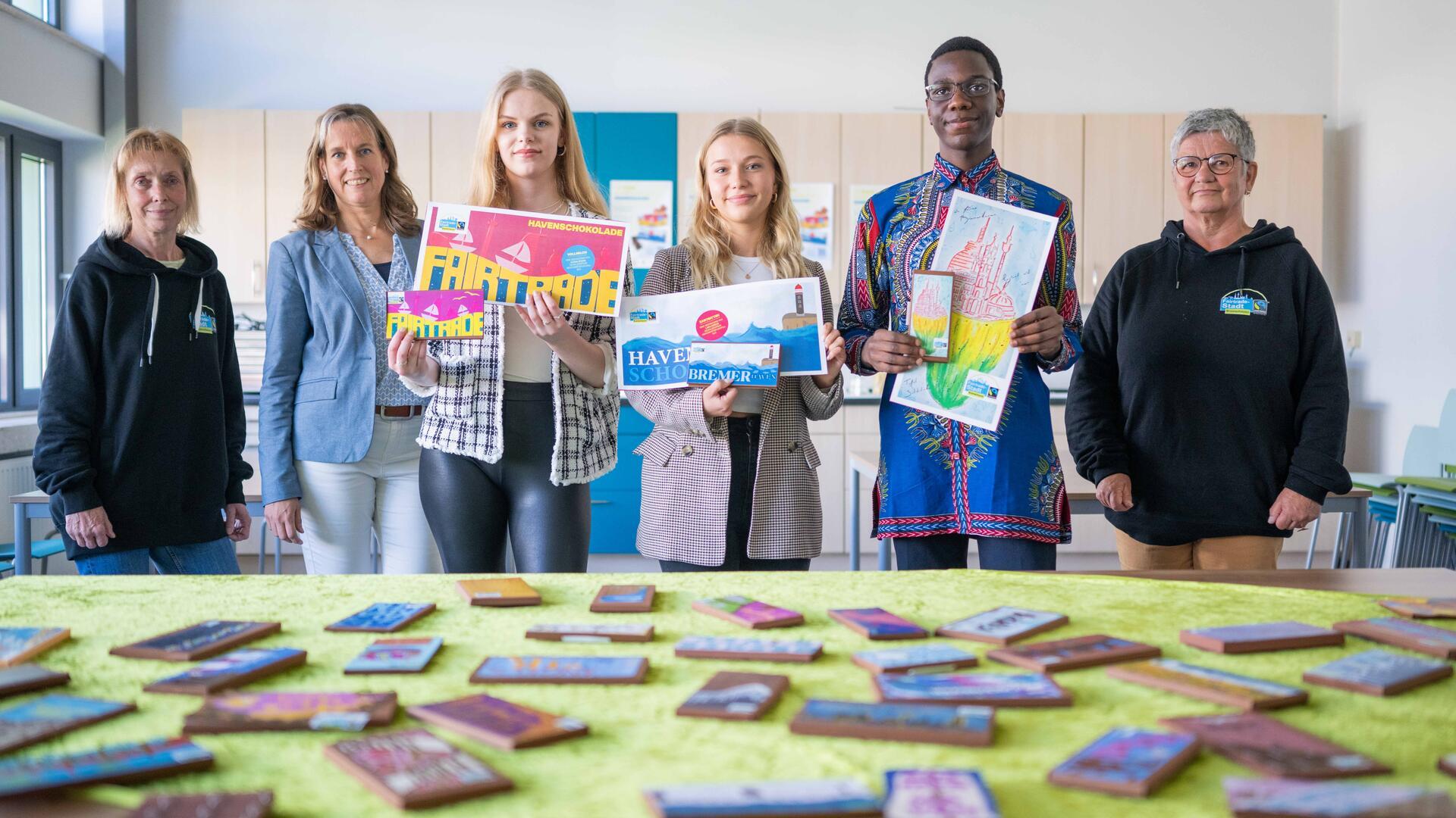 Preisverleihung an die Schüler des Geschwister-Scholl-Schulzentrums für ihre kunstvoll gestalteten Verpackungen für Bremerhavens erste Fair-Trade-Schokolade. Im Bild (von links): Kerstin Ulke, Stadträtin Andrea Toense, Alena Schaa (1. Platz), Lara Dröge (3. Platz), Joseph Y. Asafo-Agyei (2. Platz) und Monika Bandow von der Steuerungsgruppe Fair-Trade-Stadt.