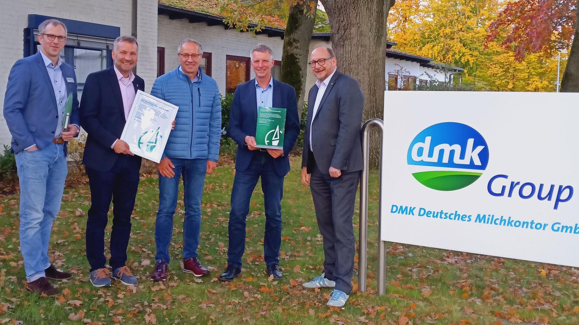 Preisverleihung in Zeven: (von links) York Schmelter (Wirtschaftsförderung des Landkreises), Erster Kreisrat Dr. Torsten Lühring, Klaus Landwehr (DMK), Lars Dammann (DMK) und Olaf Reichert (Powerhouse Nord).