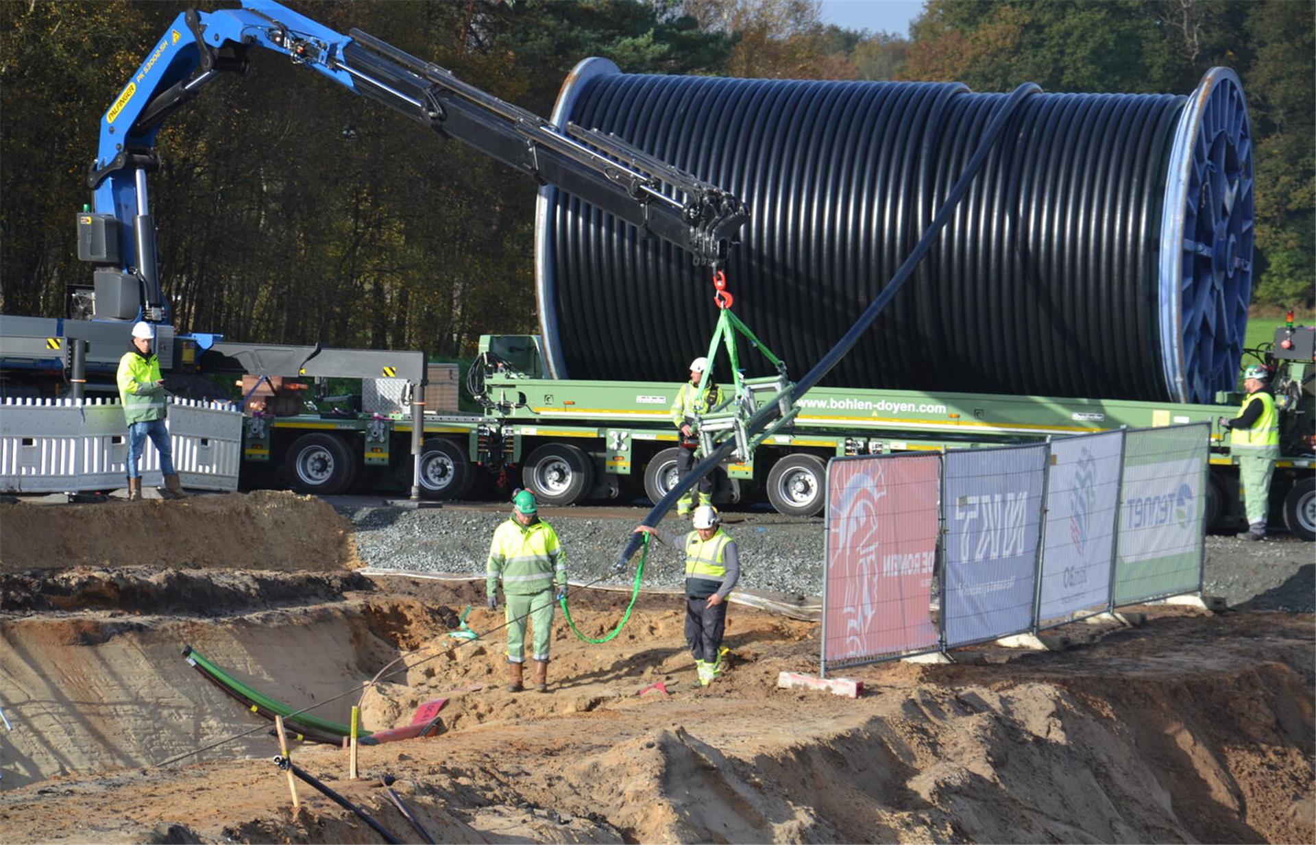 An der Baustelle bei Osterheeslingen wird die erste Kabeltrommel abgerollt.