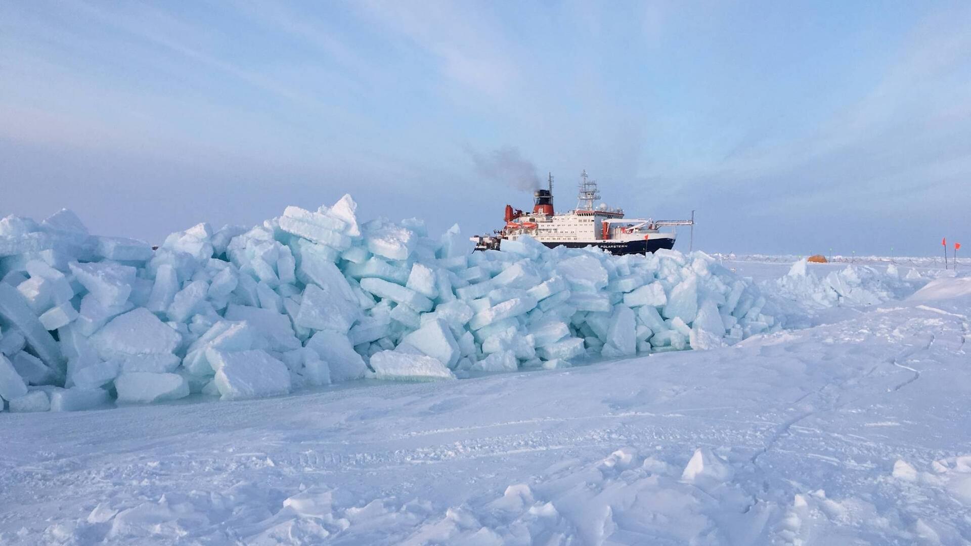 Forschungsschiff "Polarstern" hinter Presseisrücken