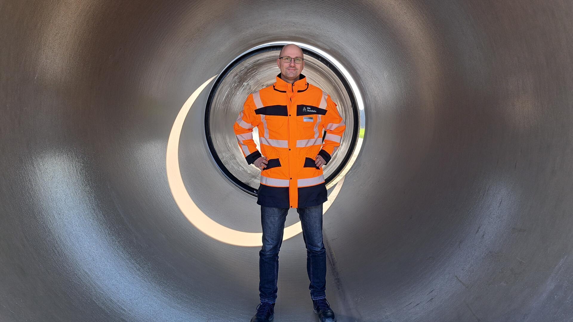 Pressesprecher Michael Wendt von Autobahn GmbH führt fast täglich Journalisten auf die Baustelle. Zudem informiert er auf der Internet-Seite der Autobahn GmbH tagesaktuell von den Fortschritten bei den Arbeiten. 