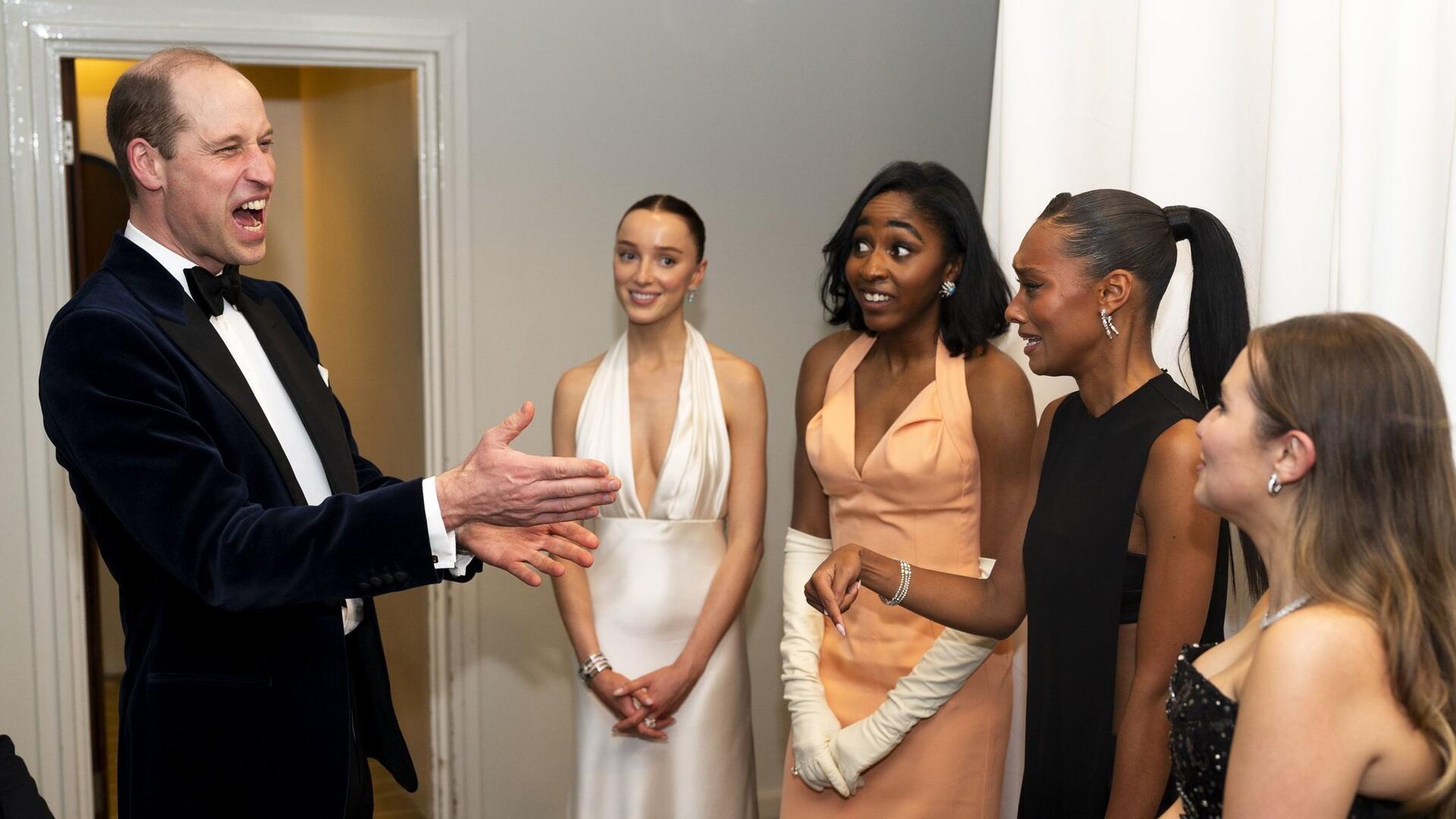 Prinz William trifft die Schauspielerinnen Phoebe Dynevor, Ayo Edebiri, Sophie Wilde und Mia McKenna Bruce nach der Verleihung der Bafta-Filmpreise in London.