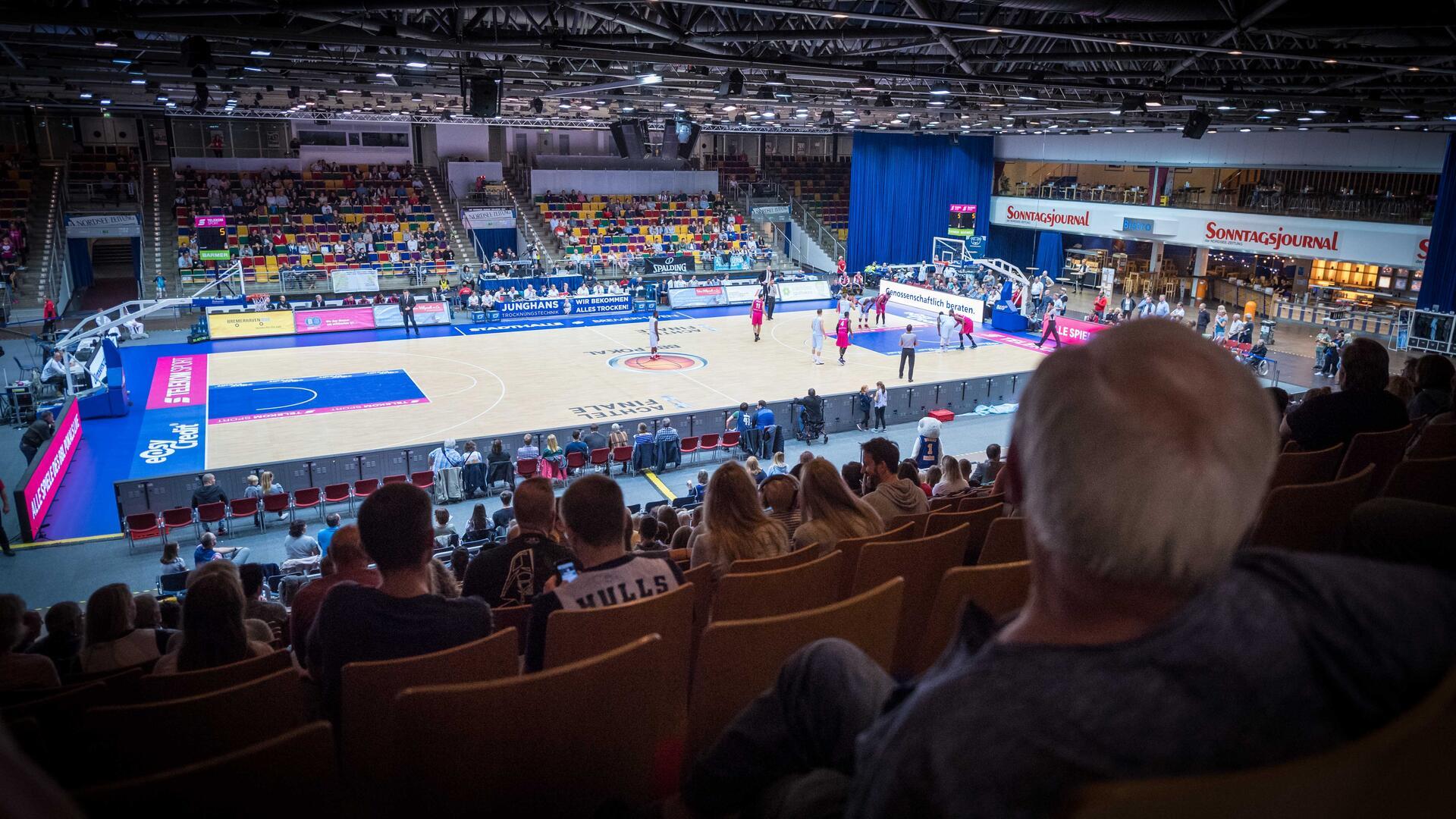 Pro A-Basketball mit den Eisbären Bremerhaven und den Nürnberg Falcons in der Stadthalle. Foto Scheschonka, Geisterspiel